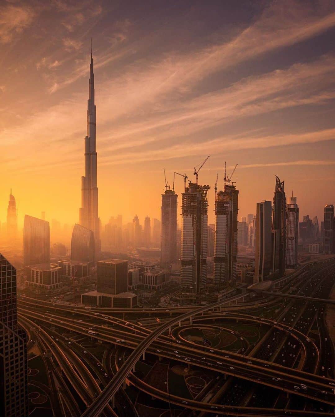 ドバイのインスタグラム：「Dubai Sunrise #BurjKhalifa 📷:@abdullalbuqaish」