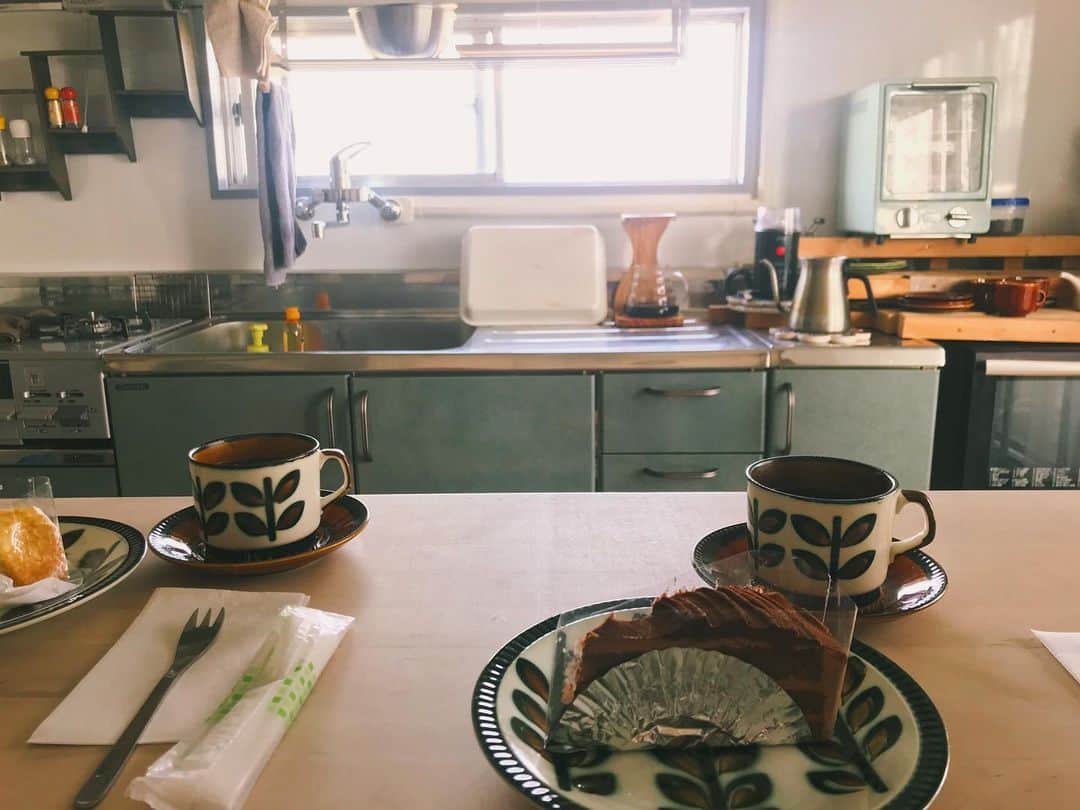 のインスタグラム：「#Coffeetime  新居初めてのお客さまが愛蘭ちゃん！💓. . 小窓から見える景色をぼーっと見ながら感覚的な事を言葉にして交換して、心地よくてずっと話してたいかった。笑  #kitchen」