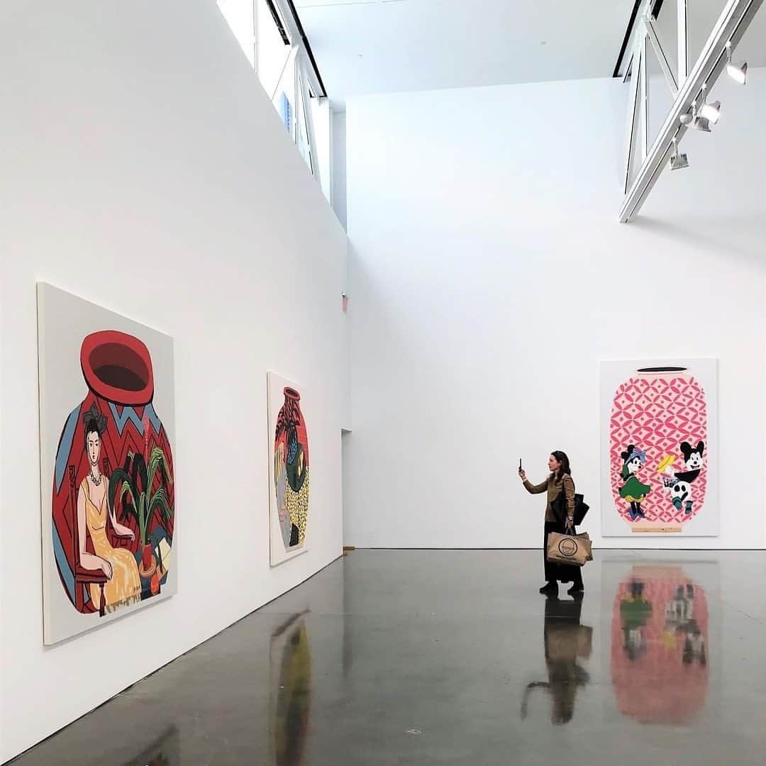 のインスタグラム：「#JonasWood: Jonas Wood's exhibition of new paintings and works on paper is on view through July 19 at Gagosian, West 24th Street, New York!  Wood’s technical mastery of patterning and compositional structure is particularly evident in his depictions of pots and ceramic vessels, which, devoid of depth and shading, sit in stark contrast to gray tonal backgrounds. Turned into planar spaces for imagery, each pot becomes a painting within a painting. Several of the depicted vessels draw from the work of Henri Matisse. Learn more via the link in our bio! __________ #Gagosian @jonasbrwood #Repost @artnet; Artwork © Jonas Wood」