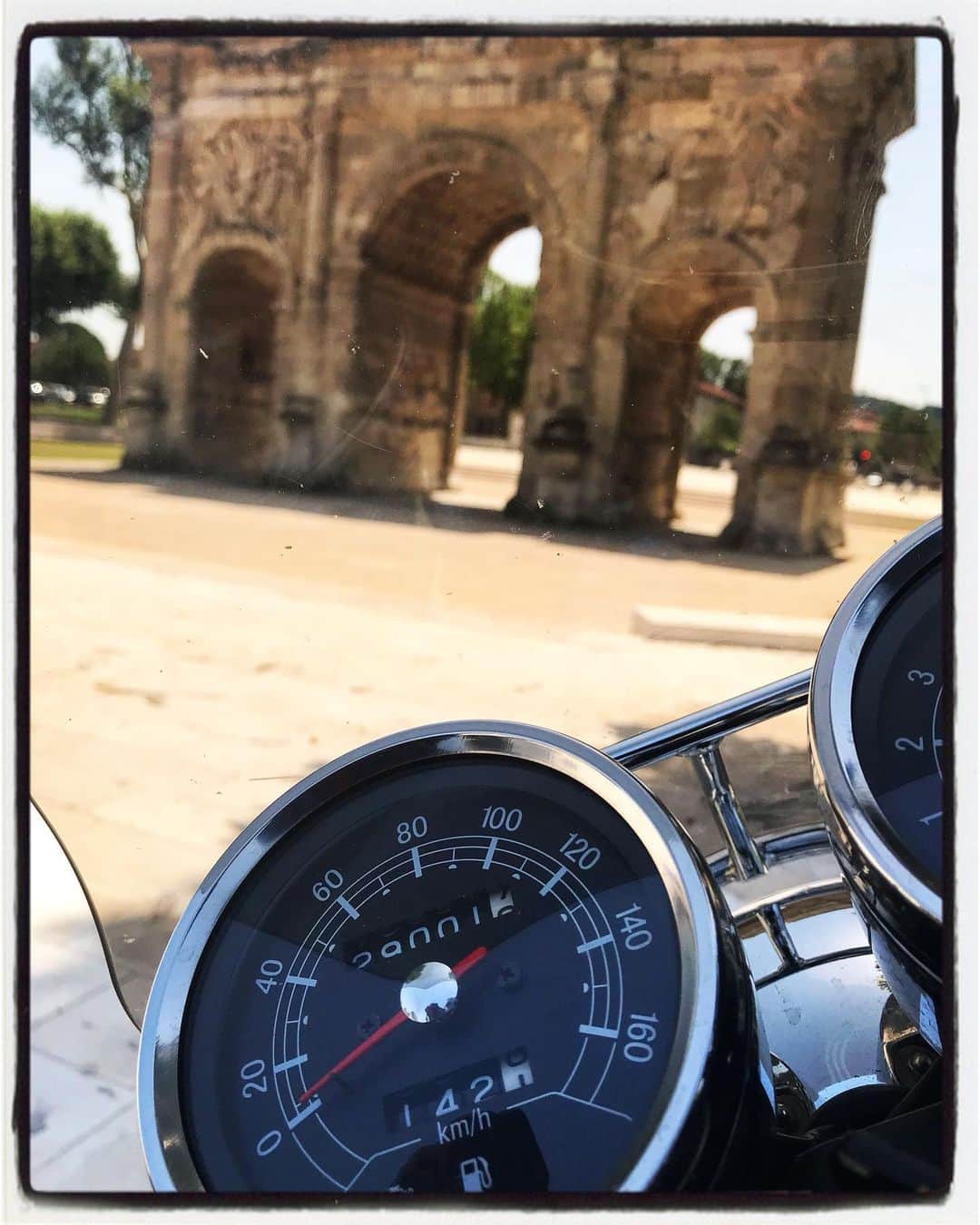 小林十市さんのインスタグラム写真 - (小林十市Instagram)「#来たよ #29000km #sr400  #南仏ライダー #オランジュの凱旋門」6月26日 20時12分 - monsieur_11