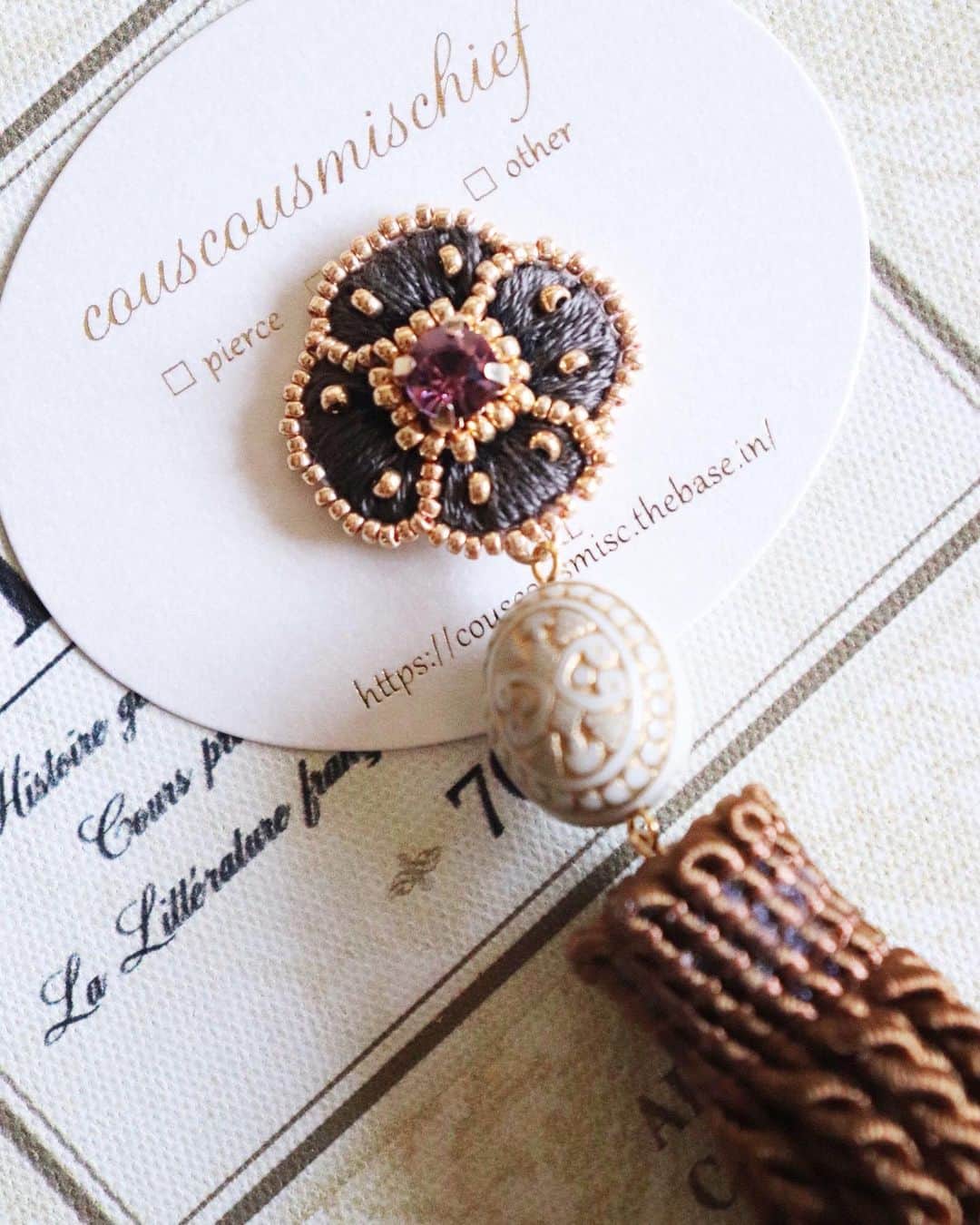 handmade shopのインスタグラム：「片耳用﻿ ﻿ 超ロング タッセルです👉swipe﻿ このタッセルに一目惚れして﻿ つくっちゃいました🌷 ﻿ シンプルなコーデや﻿ 肩をだした肌見せスタイルにおすすめ ﻿﻿ 7月のonline shop販売会で﻿﻿ 販売いたします🌼﻿ ﻿ ﻿ 🌱online shop販売会 7月予定﻿﻿﻿﻿﻿﻿ 🌱7/20.21 creema hmj (ビッグサイト)﻿﻿﻿﻿﻿﻿ ﻿ ﻿ I sell flower accessories once a month.﻿ I can ship overseas.﻿ The sales schedule for July is still pending.﻿ I will let you know the schedule by Instagram.﻿ Thank you.﻿ ﻿ ﻿﻿﻿﻿﻿﻿ ﻿﻿﻿﻿﻿﻿ #クスクスミスチーフ#花」