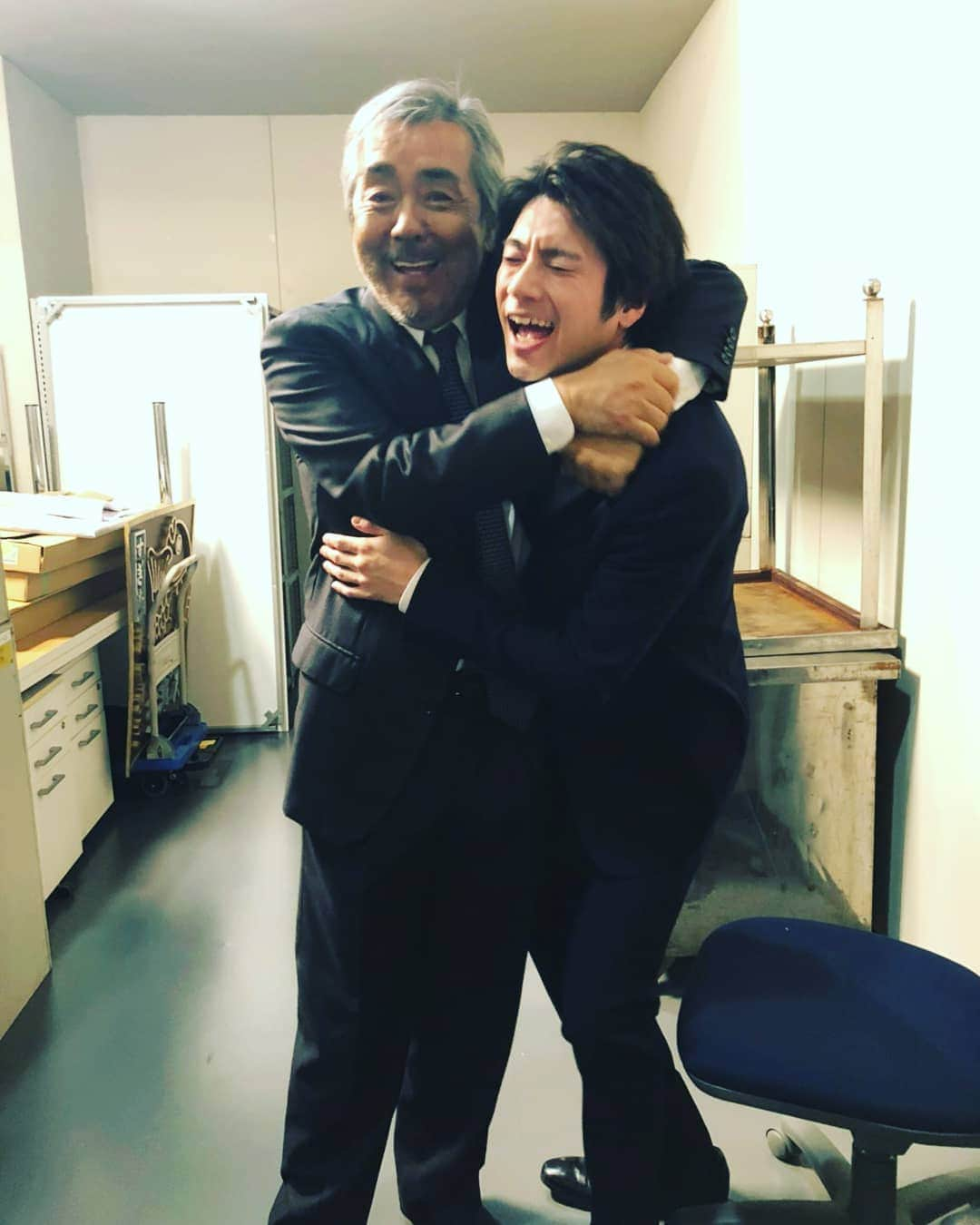 山田裕貴さんのインスタグラム写真 - (山田裕貴Instagram)「『 #特捜9 』 このあと最終回  新藤が正義を語るシーンがラストの方にあるのですが 新藤なりに山田裕貴という若輩者だからこそ 伝わるセリフに 監督にお願いして、 言わせてもらったモノがあります。 世の中には解決されていないこと、 救われていない人たちたくさんいます。 これはメッセージです。  この写真、作品のテイストもあるし 放送前にするか放送後にするか迷いました。 でも、この写真を見て班長の最後を絶対に見てもらいたい。 その一心で載っけます。  去年の初めての班長との撮影 ｢どんなベテランも新人も関係ない。 よーい、ハイと言ったらそっからよーいどん。 目を惹いた方が素敵なんだ｣と 緊張しているぼくに声をかけてくれた。 ずっと忘れません。ありがとう #寺尾聰 さん。 ありがとう班長。班長のラスト絶対見てください。  #涙 #卒業」6月26日 20時08分 - 00_yuki_y