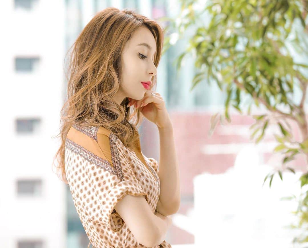 のインスタグラム：「ブリーチしてからも切れ毛が少ないのは 初めてかも.. Thank you @staircase_ginza . 今のヘアケアは #ナデル と紫シャンプー🧴☝️ . . . . #ナデル #マレイン酸シャンプー #トリートメントオンシャンプー  #ブリーチケア  #カリスマ美容師開発 #退色悩みも解消 #ダメージ毛も解消 #美容 #美活 #髪メンテ #インスタグラマー  #ヘアケア #cabelos #tratamento #shampoo #vaidosa #haircare #besthaircare」