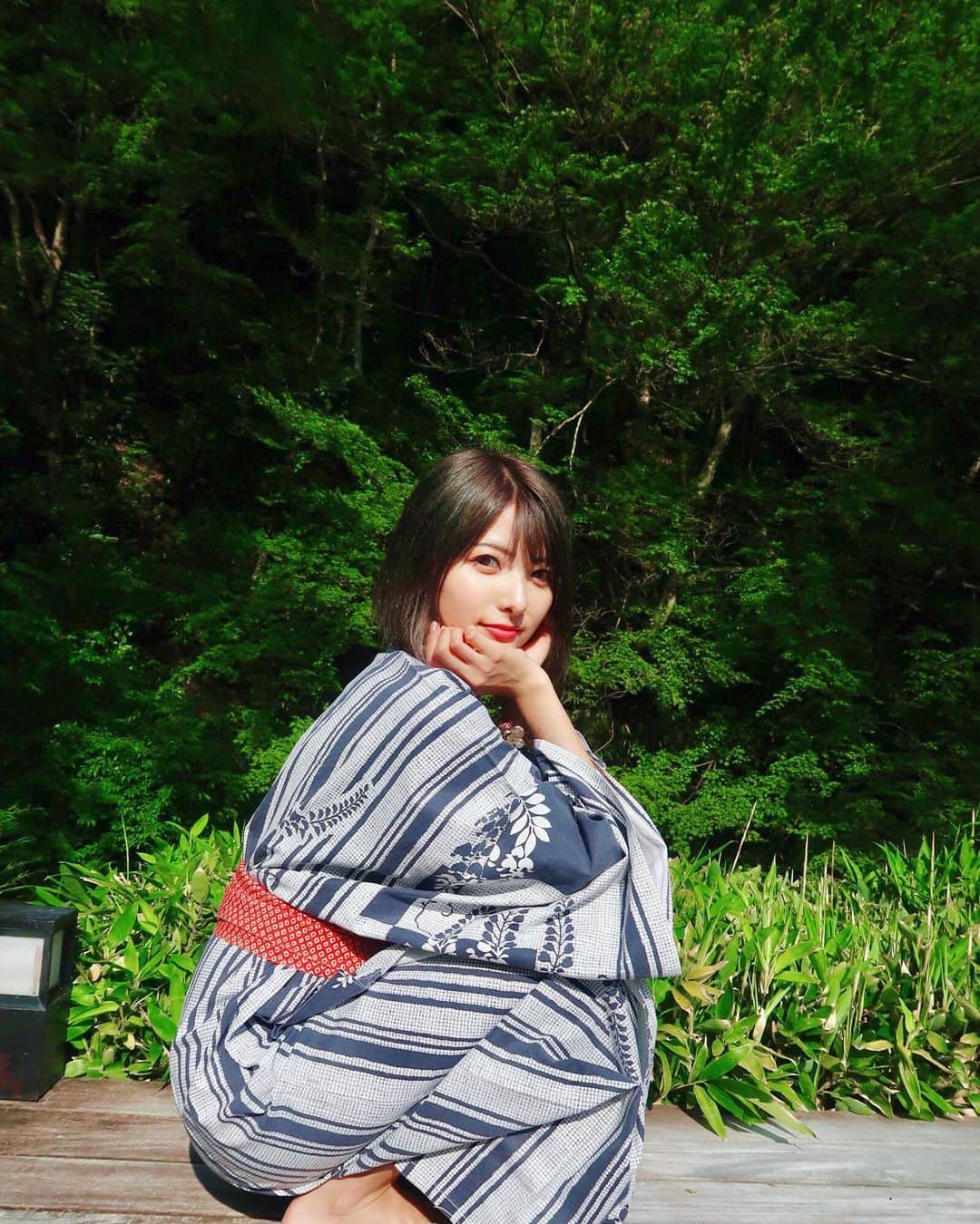 岡田栞奈のインスタグラム：「本日6月26日で 22歳になりました☺️💖 ・ ・ 21歳は大好きな家族に囲まれて、 大切にしたいと思える仲間とも沢山出会い、精神的に大人に成長した部分が大きい年でした‼️ 22歳も自分らしく、 自分の気持ちを大切に、 何事にも先導をきれる女性で ありたいと思います。 ・ ・ そんな誕生日は 温泉旅行に来ています♨️ 癒されてきます☺️💓 #6月26日 #誕生日 #22歳 #誕生日旅行 #家族旅行  #温泉旅行 #温泉 #ありがとう」