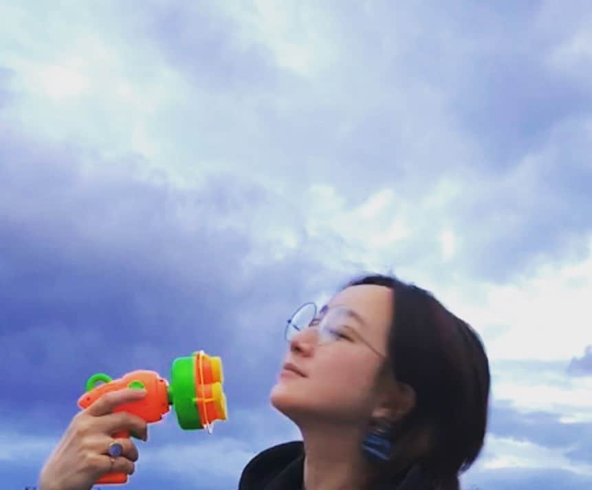 のインスタグラム：「合成みたいだね〜何が本当だかね。 使い方、間違ってるね〜 いや、間違ってるが間違いなのだね〜 …いゃぁぁぁぁあ！！！ 禅問答再び。股旅。空は海 . . #zendialogue  #bubble#hairdryer#涼しい 🥰」