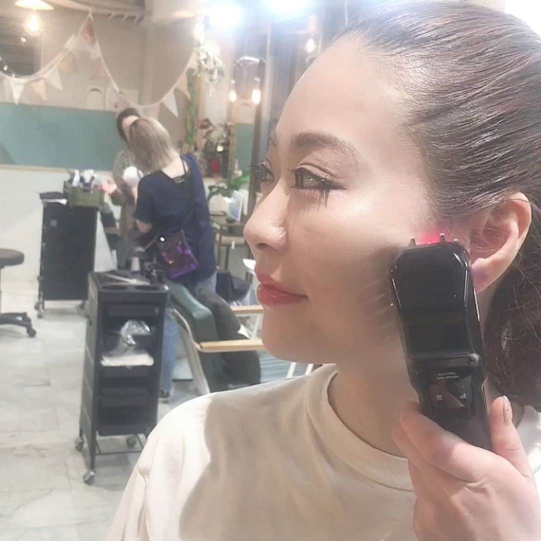 joujouのインスタグラム：「@atelier.kobe にて#電気バリバリブラシ  を試させてもらった！！ 2枚目は顔細いとかは加工してないよ！ 細くなったー♡  お水か#electronのローションでいいので、楽〜！ 顔と頭皮両方使えるよ！！ 朝浮腫んでたらパッパとできる♡  詳しい説明は4枚目の画像見てー♪  ちょっと高いけど、めちゃくちゃ活躍してくれそう🤗  #electron @miggy_migita  @atelier.kobe  #アゴの尖り方がすごい！ #いちいち専用のジェル使わなくて良い #肌のトーンもアップ #顔と頭皮はつながっている  #小顔 #顔細加工したみたいよ #ems  あっもちろん買ったよ！」