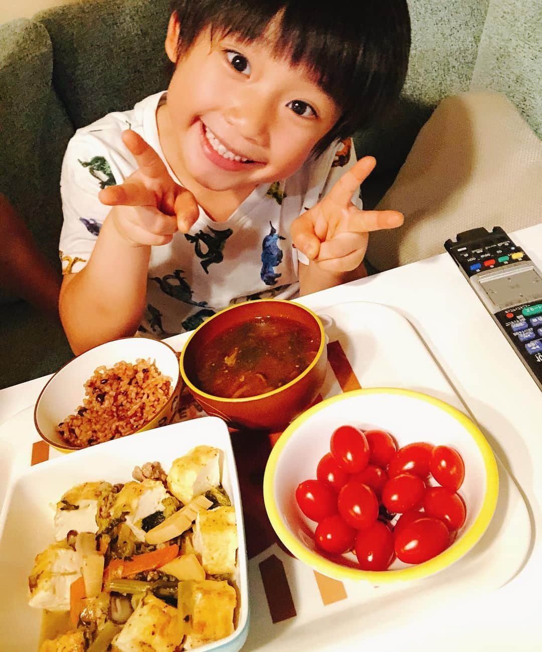 山田まりやさんのインスタグラム写真 - (山田まりやInstagram)「#今日の夕ご飯 #豆腐ステーキ with#野菜たっぷり サンマー餡😋✨ ・ 本日の#ムネくん のリクエストは 毎日買いに行くお豆腐屋さんの #木綿豆腐 で豆腐ステーキがいい！との事✨ ・ 食べやすい様に1口大にカットしてから 一昨日大量に作った 野菜たっぷりのサンマー餡をかけたら 喜んでぴっかりんしてくれました😆🙌 ・ 4年熟成の#手前味噌 で #なめこ と#ほうれん草 の#お味噌汁 ✨ ・ @nadeshiko_healthy_life で炊いた #酵素玄米 ✨と#ミニトマト ✨」6月26日 20時16分 - mariya.yamada