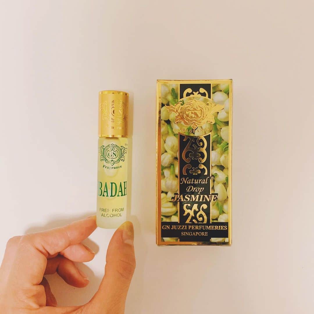 谷奥えり（えまえり）さんのインスタグラム写真 - (谷奥えり（えまえり）Instagram)「@me_ke_arisa さんの所で購入した ロールオンオイル！！ しばさきさんも付けててもうこの香りに一目惚れ。。♡ もともとジャスミンの香りは好きだったんだけど、香水とかだったら匂いがキツかったりでなかなか良いのに出会えずだったけど、遂にこれー！！！ てのに出会えた。 オイルだから程よい香りなので付けてるだけで癒される。🌿🍃」6月26日 20時18分 - eritanitani