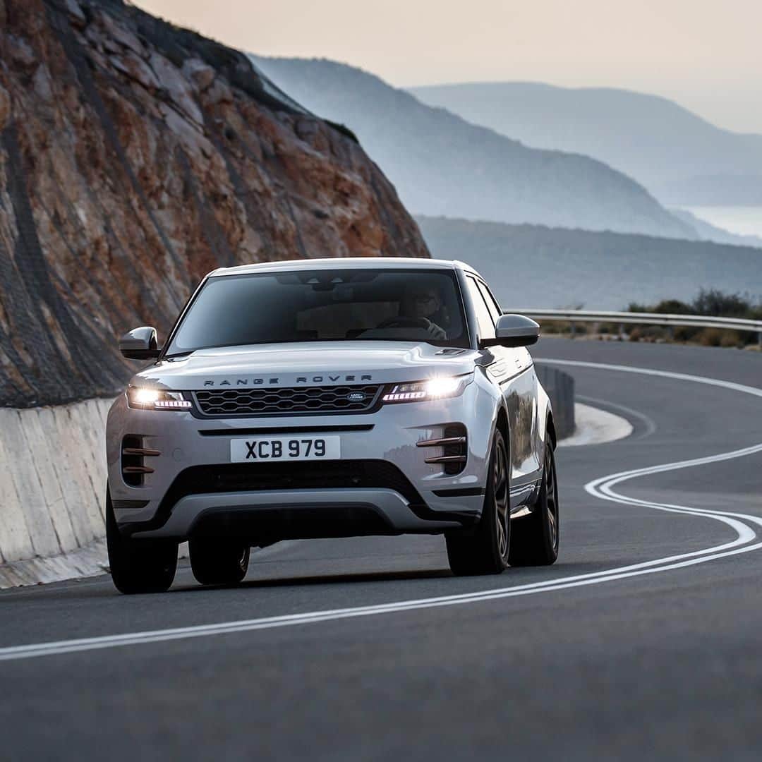 Land Roverさんのインスタグラム写真 - (Land RoverInstagram)「With Adaptive Dynamics in new #RangeRover #Evoque, expect the optimum balance of comfort, refinement and agility on every drive. Search “new Range Rover Evoque test drive” to book.  #LiveForTheCity #CompactSUV #Design #Carsofinstagram #4x4 #Luxury #Instadesign #Elegance」6月26日 20時30分 - landrover