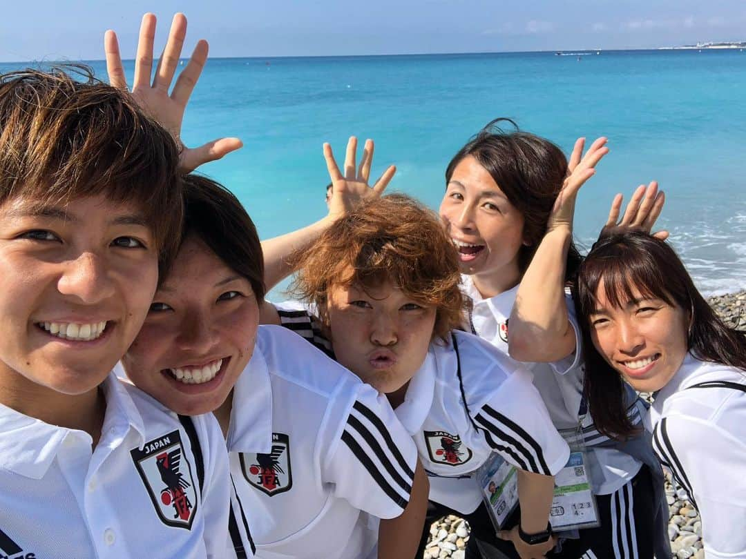 熊谷紗希さんのインスタグラム写真 - (熊谷紗希Instagram)「昨日、私たちのW杯が終わりました。悔しさしかないですが、この結果を受け止めて、また強くなります。 まとまるまでにとてつもなく時間を要しましたが笑、最後は仲間のために闘える最高のチームになれました。 だからこそもっとみんなと闘いたかった。 キャプテンとして、このチームのために何が出来たかはわかりませんが、ついてきてくれた仲間たちに心から感謝したいです。 たくさんの応援本当に本当にありがとうございました🙏🏻 Merci beaucoup à touts pour votre soutien. Je suis très fière de mes coéquipières, et je veux remercier mon équipe🇯🇵 Je reviendrai plus forte 💪🏻 Merci beaucoup la France🇫🇷」6月26日 20時22分 - kumagai1017