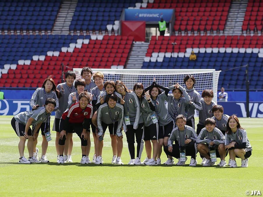 熊谷紗希さんのインスタグラム写真 - (熊谷紗希Instagram)「昨日、私たちのW杯が終わりました。悔しさしかないですが、この結果を受け止めて、また強くなります。 まとまるまでにとてつもなく時間を要しましたが笑、最後は仲間のために闘える最高のチームになれました。 だからこそもっとみんなと闘いたかった。 キャプテンとして、このチームのために何が出来たかはわかりませんが、ついてきてくれた仲間たちに心から感謝したいです。 たくさんの応援本当に本当にありがとうございました🙏🏻 Merci beaucoup à touts pour votre soutien. Je suis très fière de mes coéquipières, et je veux remercier mon équipe🇯🇵 Je reviendrai plus forte 💪🏻 Merci beaucoup la France🇫🇷」6月26日 20時22分 - kumagai1017