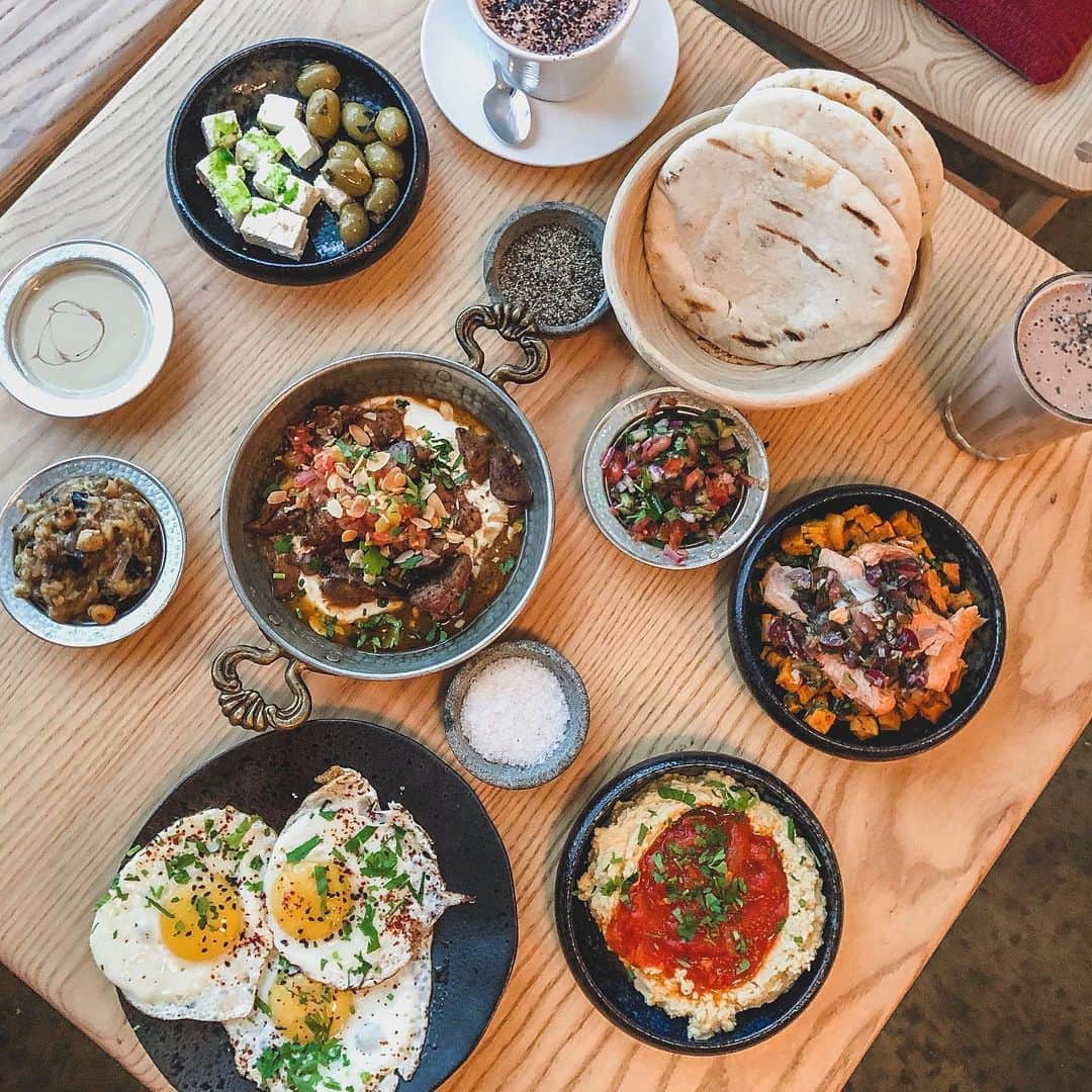 Eat With Steph & Coさんのインスタグラム写真 - (Eat With Steph & CoInstagram)「Summer is here so gotta get down with some refreshing dishes. Weekend bottomless brunch at just £16pp from @amber.ldn with a solid hummous, eggs, babaganoush, chicken livers, salmon and loads more! You know you want to 🤤📷: @mchan4b #invite #brunch #weekend #middleeast #bottomless #healthy #hummus #feast #spread」6月26日 20時23分 - eatwithsteph_ldn