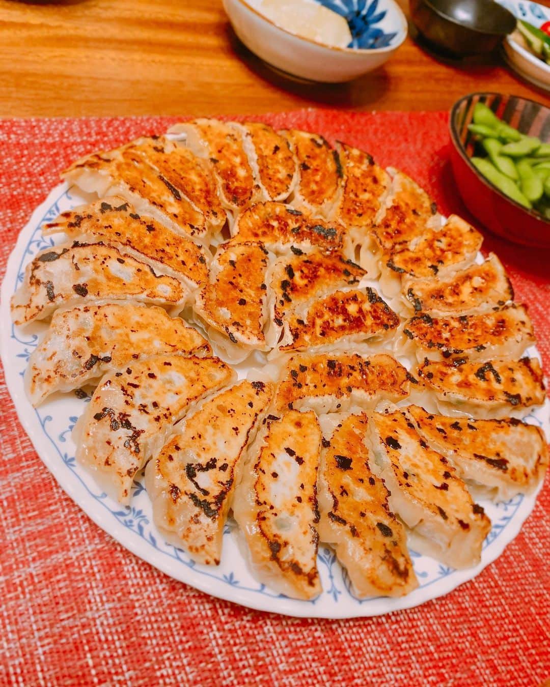 金子貴俊のインスタグラム：「久々の金子家の定番！ 「餃子」！！ 100個作って食べれるだけ食べる！ お家餃子美味すぎる🥟 我が家で一番の思い出の味。 節目節目に餃子。 飽きないな〜(^^)美味しいな〜！ 今日は僕が種を作り、夫婦で包み、妻が焼き！うん、大成功！箸がまだまだ進んでしまう(^◇^;)」