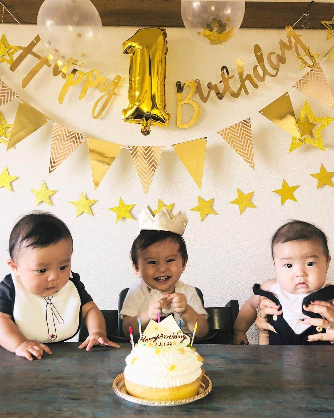 EMILY/BLUEさんのインスタグラム写真 - (EMILY/BLUEInstagram)「🎂Happy 1st Birthday🎂 ついにシンシン1歳に👦🏻👑👏🏼 早いなーー本当ーーーに早い1年でした😂 特に大きなケガや病気もなく、初めてのお誕生日を元気過ぎるくらい元気に迎えられて良かった♡ たまたま集まれたシンシンと愉快な仲間たち👶🏻👦🏻👶🏻 なぎちゃんからはケーキのプレゼント♡ とにかくこれからも母ちゃん頑張るので、みんなをたくさん笑顔にさせてね♡  お誕生日おめでとうシンシン♡ #happybirthday #12months #kids #fashion #mamagirl #coordinate #ootd #outfit #コーディネート #1歳誕生日 #ファッション #ママリ #12ヶ月 #赤ちゃんのいる生活 #男の子コーデ #本日のシンシン #お誕生日会 #お誕生日」6月26日 20時24分 - emilybluejewelry0220