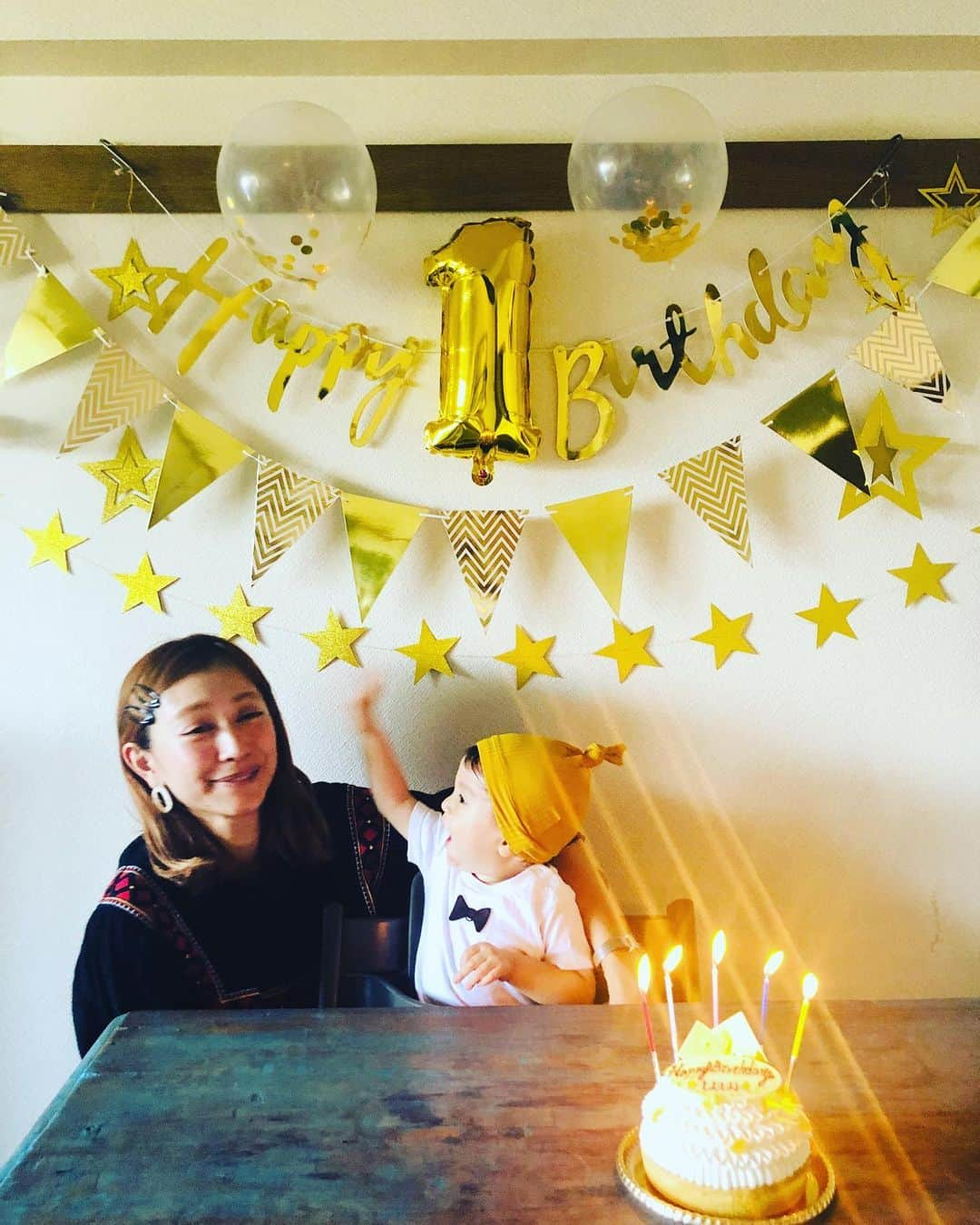 EMILY/BLUEさんのインスタグラム写真 - (EMILY/BLUEInstagram)「🎂Happy 1st Birthday🎂 ついにシンシン1歳に👦🏻👑👏🏼 早いなーー本当ーーーに早い1年でした😂 特に大きなケガや病気もなく、初めてのお誕生日を元気過ぎるくらい元気に迎えられて良かった♡ たまたま集まれたシンシンと愉快な仲間たち👶🏻👦🏻👶🏻 なぎちゃんからはケーキのプレゼント♡ とにかくこれからも母ちゃん頑張るので、みんなをたくさん笑顔にさせてね♡  お誕生日おめでとうシンシン♡ #happybirthday #12months #kids #fashion #mamagirl #coordinate #ootd #outfit #コーディネート #1歳誕生日 #ファッション #ママリ #12ヶ月 #赤ちゃんのいる生活 #男の子コーデ #本日のシンシン #お誕生日会 #お誕生日」6月26日 20時24分 - emilybluejewelry0220