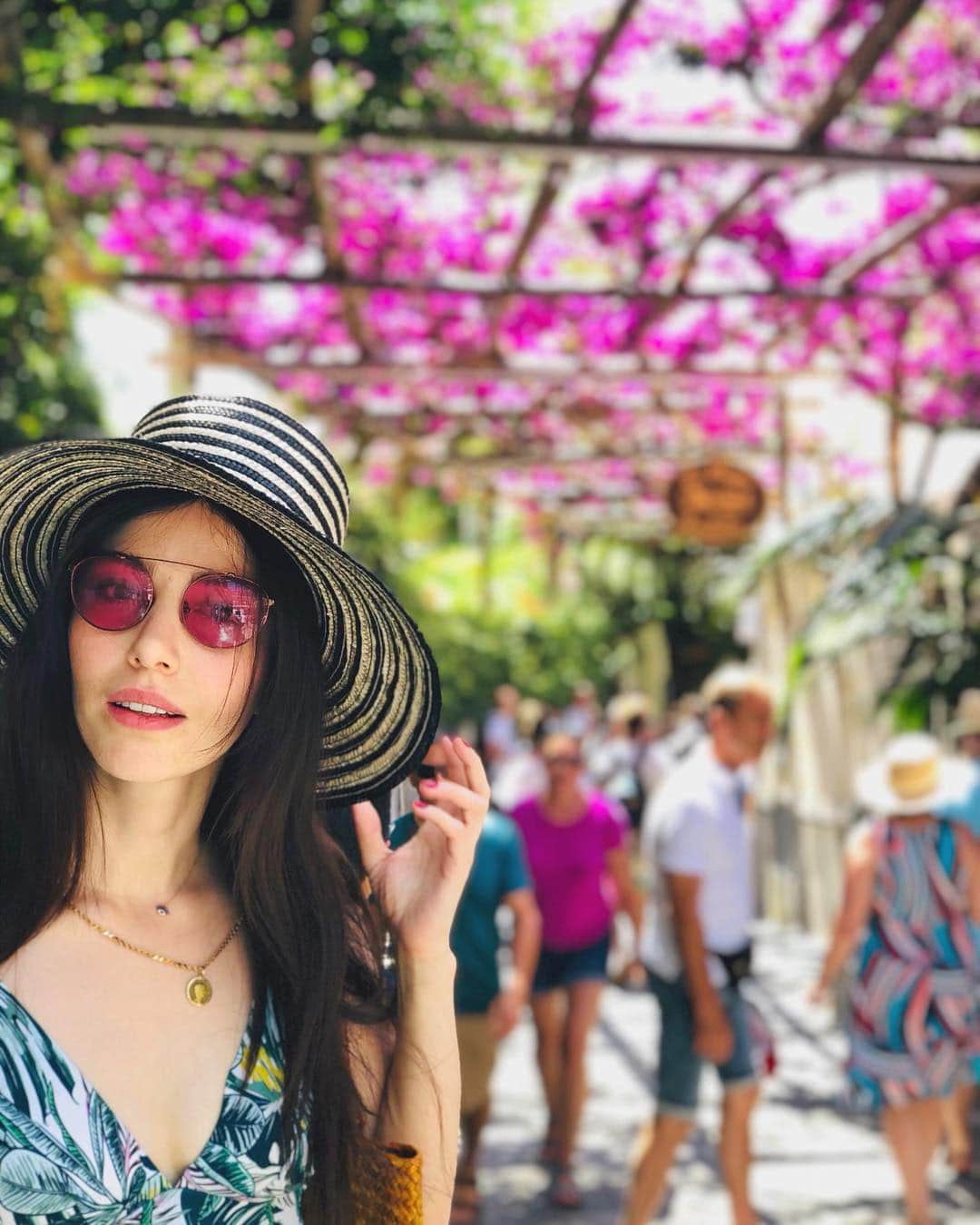 Ozge Gurelのインスタグラム：「🌈🥂 şimdi ödeştik 🤣❤️ 📷@serkancayoglu 💋」
