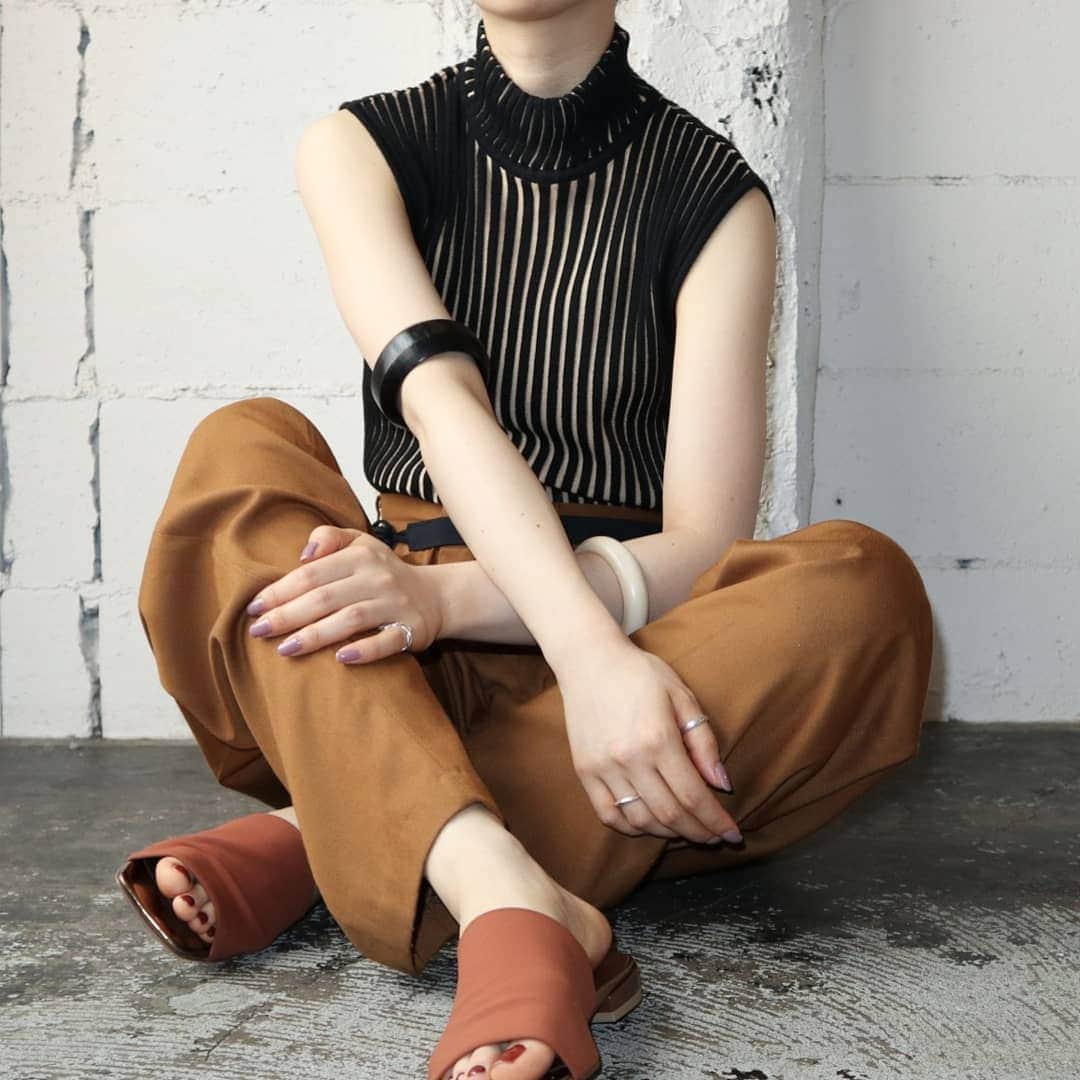 のインスタグラム：「Bicolor Rib Knit Style  #Orfeo #Kichijoji #Tokyo #vintage #used #fashion #coodinate #outfits #オルフェオ #吉祥寺 #東京 #古着 #古着屋 #ヴィンテージ #ユーズド #ファッション #コーディネート  掲載商品のお問い合わせはメールにて承っております。コメント、DMでのお問い合わせは受け付けておりませんのでご了承ください。」