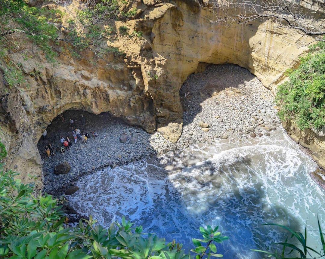 詩歩さんのインスタグラム写真 - (詩歩Instagram)「♡﻿ ﻿ 自然にできたハートの洞窟😳♥️﻿ Natural heart-shaped cave!﻿ ﻿ 南伊豆にある「龍宮窟」は、伊豆半島ジオパークにもなっている洞窟。﻿ ﻿ 波の浸食作用によって岩が削られているのだけど、それが偶然ハート形っぽくなっているの！♡﻿ ﻿ 最近ドラマのロケ地にもよくなってるよね〜。﻿ ﻿ #下田公園 の紫陽花のついでに訪れたら、太陽の日差しが微妙な時間帯で、なんだか割れたハートみたいになっちゃったけど😂、上から見るとハート型、下からみると大迫力な龍宮窟でした🐉﻿ ﻿ 下から見たときの写真はまたUPします📸﻿ ﻿﻿﻿ @shizuoka_kankou ﻿﻿ 📍龍宮窟(りゅうぐうくつ)／静岡県﻿﻿﻿ 📍Ryugukutsu cave／Izu Shizuoka Japan﻿﻿﻿﻿ ﻿﻿﻿ ﻿﻿﻿ ©詩歩/Shiho」6月26日 11時32分 - shiho_zekkei