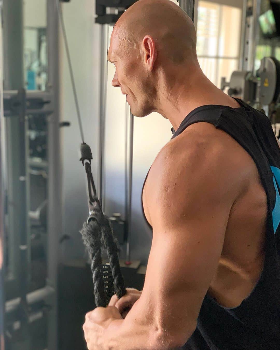 マイケル・クリムさんのインスタグラム写真 - (マイケル・クリムInstagram)「Feeling this finisher today... 10x10 triceps push downs! @klimbymichaelklim #skinfitness @finnsrecclub」6月26日 11時41分 - michaelklim1