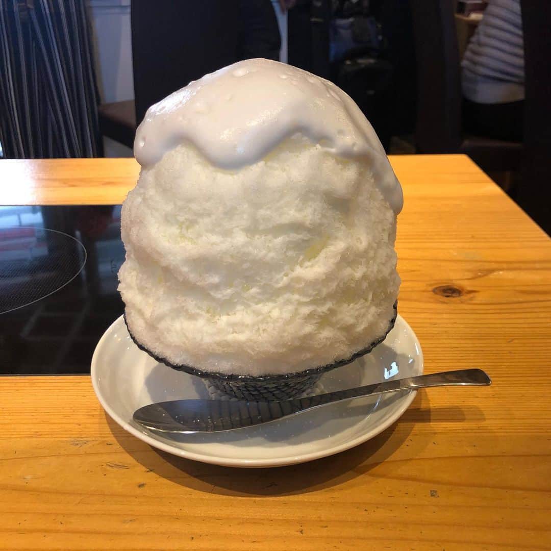 松井玲奈さんのインスタグラム写真 - (松井玲奈Instagram)「今発売中のUOMOでかき氷屋さんで撮影をしてきました。 これはミルク。ただのミルクと侮るなかれ、なミルク。革命的ミルク。 お店など詳しくはそちらで。 #かき氷 #かきごおりすと」6月26日 11時44分 - renamatui27