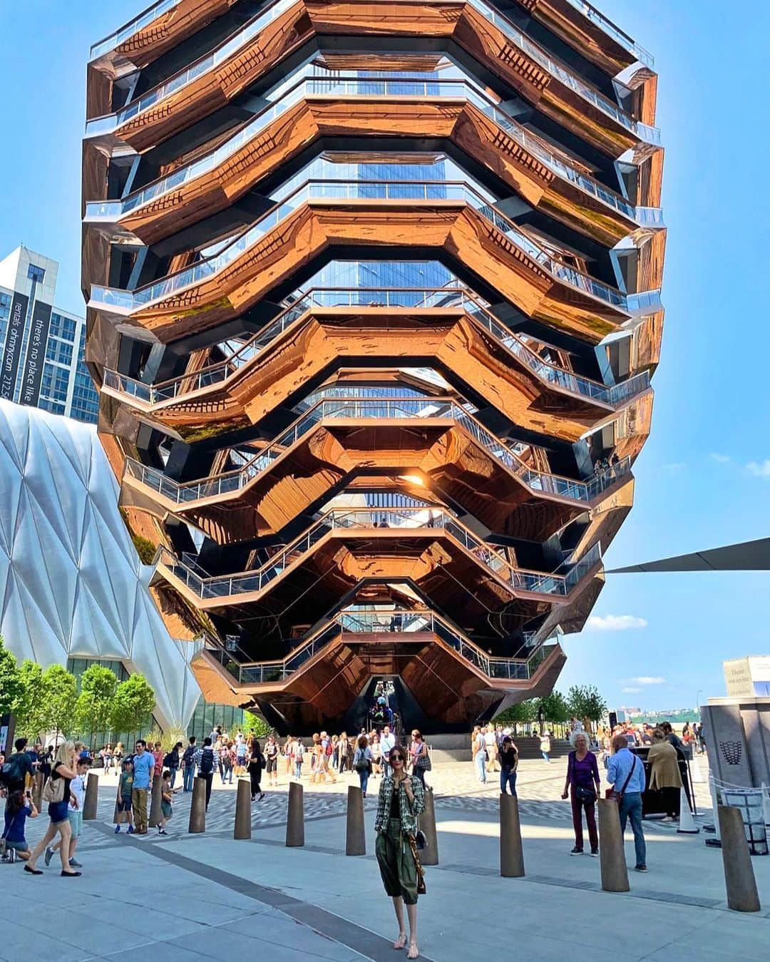 이미아 Mia Lee 李 美兒のインスタグラム：「Vessel is a structure and landmark that was built as part of the Hudson Yards Redevelopment Project in Manhattan, New York.  It opened on March 15, 2019.  If you go to New York and want to see only two things that I recommend Time Square and The Vessel.  3월 오픈한 뉴욕의 또 다른 랜드마크 #배슬 건출물 입니다.  멀리서 건축물 사진을 찍고 있는데, 수트 입는 보안 요원이 다가왔습니다. “You want me to take a picture of you?” 그가 물었습니다. “It would be great! Thank you so much!!” 제가 대답하고 제 아이폰을 건너자 그는 멀리 가더니 무릎을 꿇은 포지션으로 이렇게 멋진 인증샷을 찍어주었습니다. 이번 여행에서 미국분들 참 친절하구나~~ 다시 한번 느꼈습니다.」