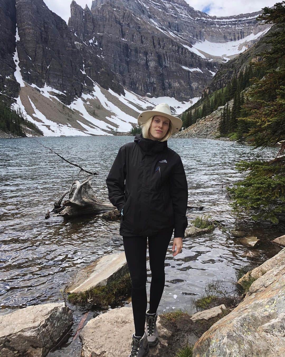 Anna Lylesのインスタグラム：「June in Banff 🙏」