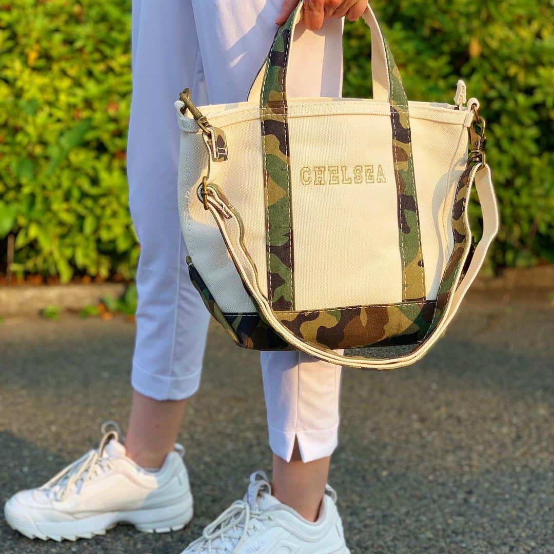 のインスタグラム：「. 新しく @llbean のトートバッグを買いました🥰1つ持っていたんだけどあまりにも愛用しすぎて年季入ってきたのでw . 今回はカモフラにして、名前を刺繍してもらった😌❤️きゃわいい🥺🥺 . ショルダータイプにしたから、自転車乗る時も使えるし、大活躍だわん🥰 . 1つ増えると、また違う色も欲しくなる、、、L.L.Beanのトートは本当に名品です🐻🌲✨ #llbean#llbeantote#totebag#camouflage#madeinusa#bag#fashion#myfavorite」