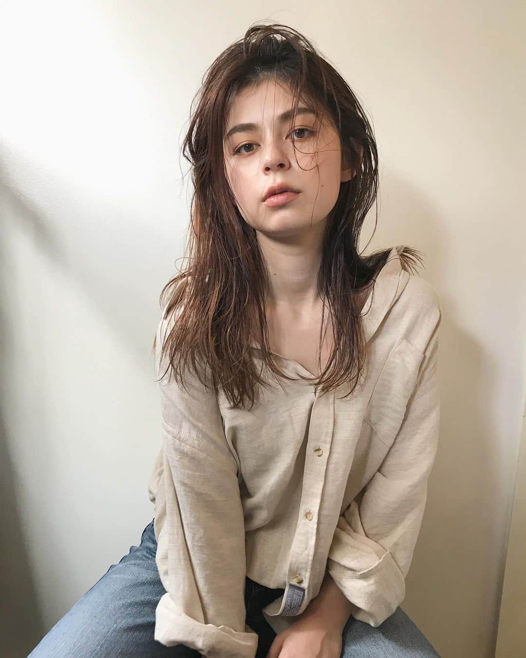 カワシリアツシのインスタグラム：「ストレートでも◎ ・ ・ ・ ・ブリーチの回数がわからない。 ・値段が気になる。 ・ダメージが心配。など なんでもご気軽にご相談ください😊 ・ ご予約やご相談はURLもしくはDM・LINEにて待ちしております🙆‍♂️ ・ ・ ・ ご予約はトップページURLをクリック😊 もしくはDMください✉️ ・ ネットで×になってても お取りできるお時間もございますので、 ご気軽にご相談ください🙆‍♂️ ・  #アディクシー #イルミナカラー  #外国人風カラー #ミニボブ #切りっぱなしボブ #ハイライト #外ハネ #グラデーション #外国人風 #ポートレート #美容室 #美容院 #美容学生 #撮影 #東京 #渋谷  #ショートヘア #グレージュ  #ブルージュ #ブリーチ #portrait #フィルムカメラ #hairstyle #ショートカット #haircolor #ハイトーン #데일리룩 #时尚 #แฟชั่น#デジキュア」