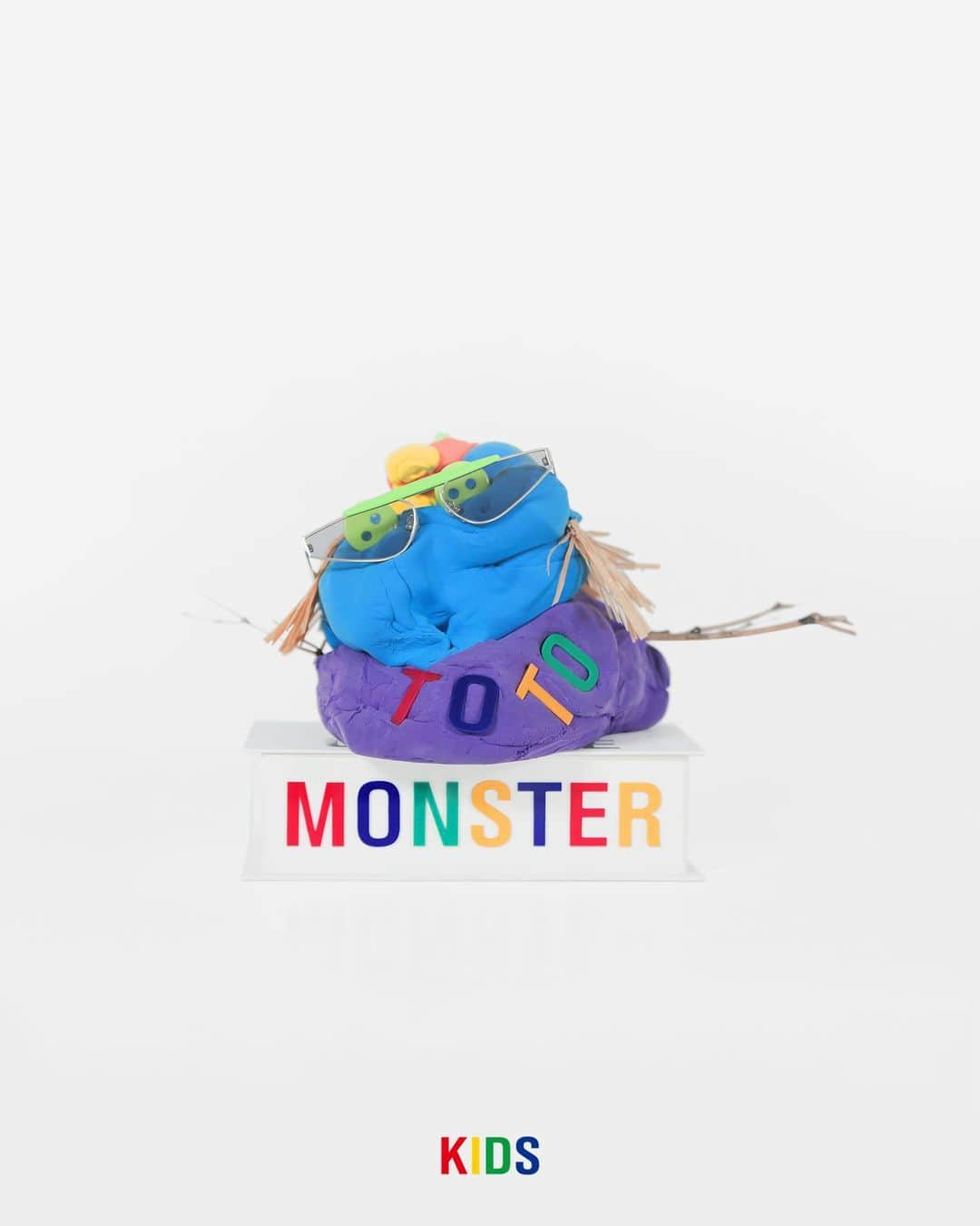 GENTLE MONSTERさんのインスタグラム写真 - (GENTLE MONSTERInstagram)「[GENTLE MONSTER KIDS] Toto in NEW TURTLE(kids). Find more Kids products on gentlemonster.com ⠀⠀⠀ 키즈컬렉션의 뉴터틀을 쓴 토토. 더 많은 키즈 제품을 공식 웹사이트에서 만나보세요. ⠀⠀⠀ #GentleMonster #GentleMonsterKIDS #GentleMonsterNEWTURTLEkids」6月26日 11時57分 - gentlemonster