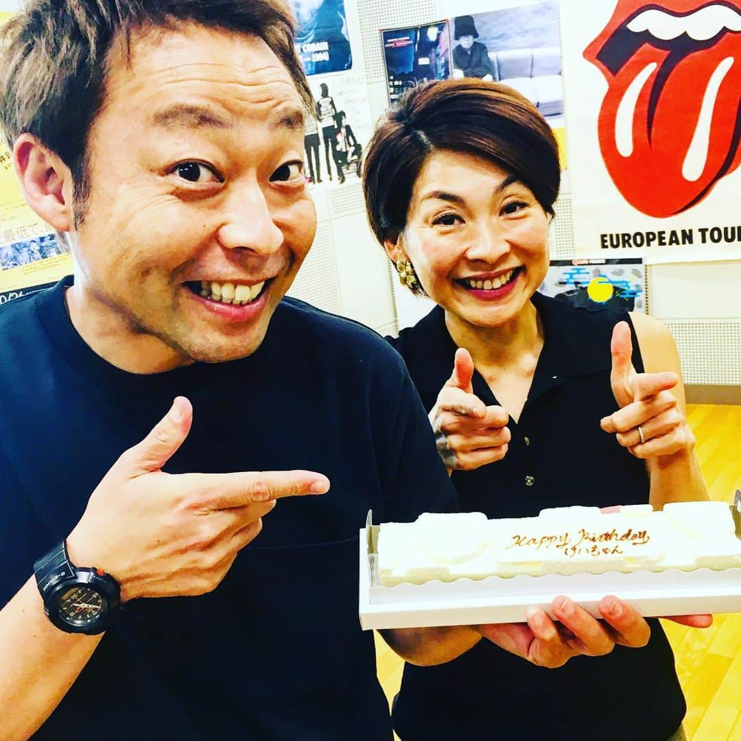 中華首藤さんのインスタグラム写真 - (中華首藤Instagram)「#エフエム熊本 #パンゲア メンバーより今年も誕生日のお祝いをしてもらいました(o^^o)ありがとう☆ ケーキめっちゃ美味かったぁ〜( ´∀｀) #中華首藤 #マッキー」6月26日 12時00分 - chuuka_shutou