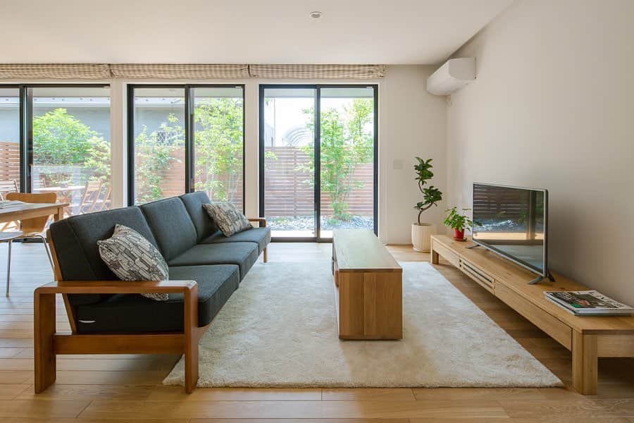 ルポハウス一級建築士事務所さんのインスタグラム写真 - (ルポハウス一級建築士事務所Instagram)「・ ・ ・ ３つの大きな窓、それぞれが額のように庭の緑を収めます。 ・ 明るい空間に合う家具を選び、木目の柔らかい雰囲気に包まれるリビングダイニングです。 ・ ・ ・ ルポハウスの施工事例をもっと見てみたい方は こちらまで☞ @reposhouse ・ #ルポハウス は#ちょっとかっこいい家 を"友人のために"という思いでつくっています。 ・ 一生に一度の#マイホーム。 「あなたにしかできない」×「ルポハウスだからできる」で、私たちだけの#家づくり を思いっきり楽しんでみませんか？！ ・ ・ ・ #家 #インテリア #住宅 #注文住宅  #ライフスタイル  #新築一戸建て #住まい #シンプルな暮らし #デザイナーズ住宅 #一級建築士事務所 #設計事務所 #myhome #house #instahouse #design #滋賀 #大津 #草津 #栗東#リビング #リビングインテリア」6月26日 12時00分 - reposhouse