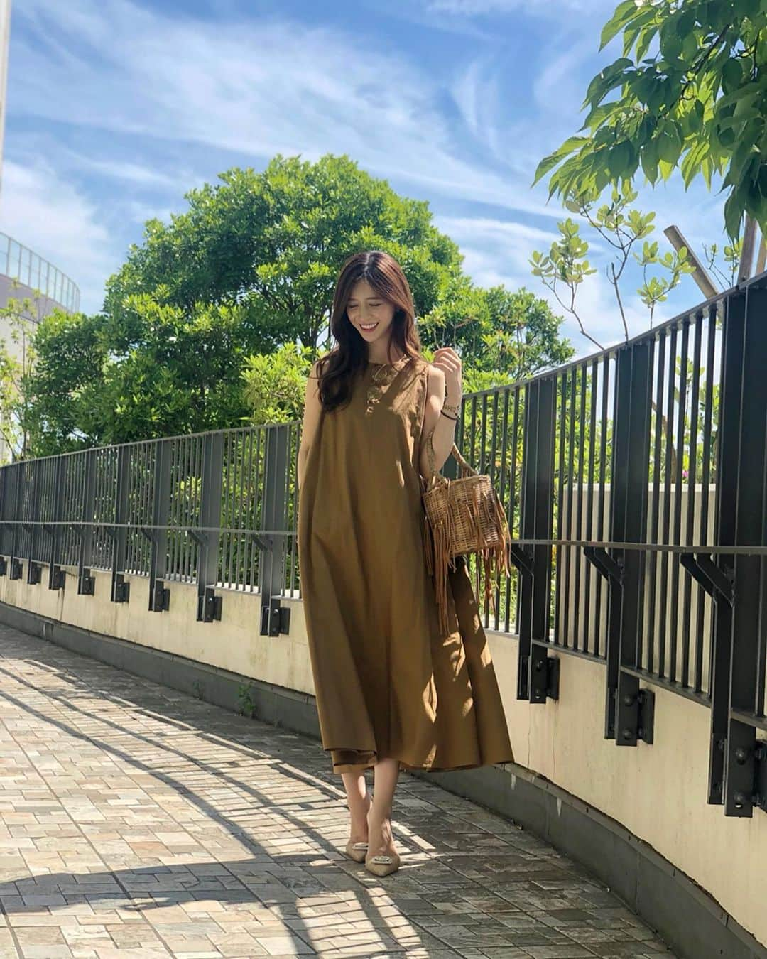 丸山悠美さんのインスタグラム写真 - (丸山悠美Instagram)「こんにちは🌿 昨日の投稿のお洋服 onepiece @norc.jp  shoes @pippichic_official  bag @ludlow_official  ポケット付きのAラインロングワンピはママの味方だなぁと着るたびに思います。 . 帰る頃には娘の持ち歩いているレゴのかけらやオヤツのゴミがたまってる。ごめんね、ポッケよ😭 . #outfit #fashion #instafashion #coordinate #今日のコーデ #コーディネート #コーデ #mama #tokyo #ootd #hairmake  #ママ #カジュアルコーデ #カジュアル #ワンピースコーデ #かごバッグ #ママコーデ #大人カジュアル #きれいめカジュアル #春 #夏 #ベージュコーデ #ワントーンコーデ #ワンピース #onepiece #pippichic #ラドロー #norc #ludlow」6月26日 12時11分 - maruyumi