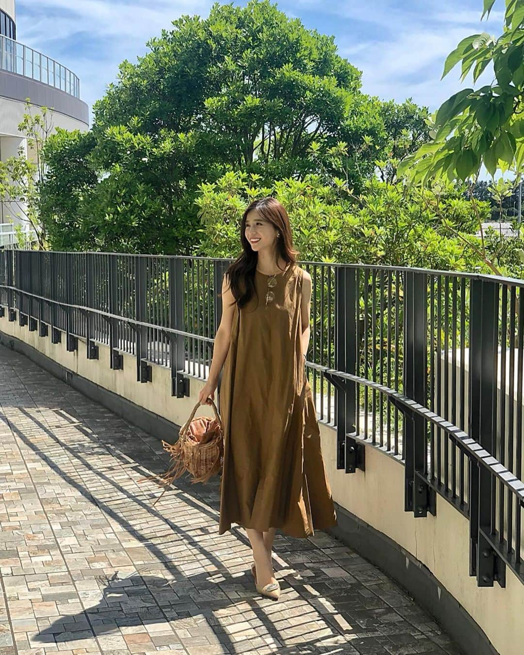 丸山悠美さんのインスタグラム写真 - (丸山悠美Instagram)「こんにちは🌿 昨日の投稿のお洋服 onepiece @norc.jp  shoes @pippichic_official  bag @ludlow_official  ポケット付きのAラインロングワンピはママの味方だなぁと着るたびに思います。 . 帰る頃には娘の持ち歩いているレゴのかけらやオヤツのゴミがたまってる。ごめんね、ポッケよ😭 . #outfit #fashion #instafashion #coordinate #今日のコーデ #コーディネート #コーデ #mama #tokyo #ootd #hairmake  #ママ #カジュアルコーデ #カジュアル #ワンピースコーデ #かごバッグ #ママコーデ #大人カジュアル #きれいめカジュアル #春 #夏 #ベージュコーデ #ワントーンコーデ #ワンピース #onepiece #pippichic #ラドロー #norc #ludlow」6月26日 12時11分 - maruyumi