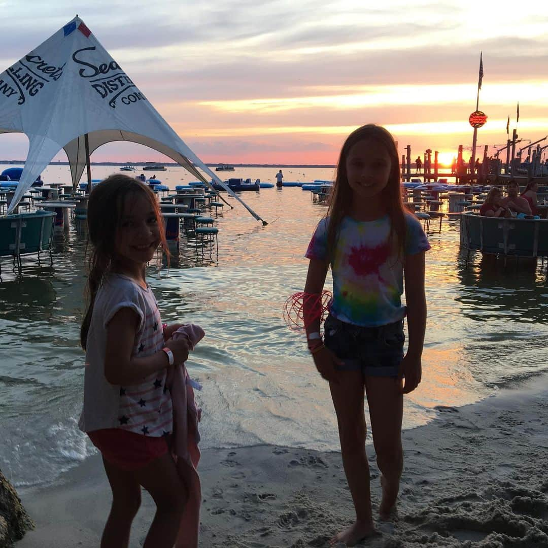 チャド・ロウさんのインスタグラム写真 - (チャド・ロウInstagram)「Always a treat visiting the legendary Seacrets in O.C., MD! Digging my new @seacretsspirits lid & the epic sunset!!」6月26日 12時11分 - ichadlowe