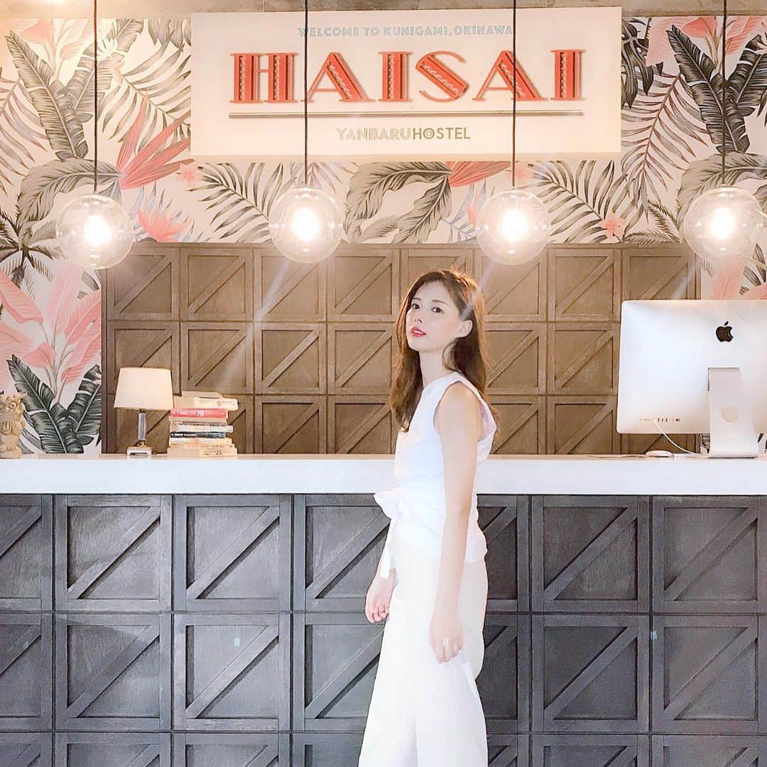 alisaのインスタグラム：「, 今回の沖縄での滞在先 【 YANBARU HOSTEL 】 @yanbaru_hostel 💕 老舗を改装して6月にリニューアルオープンした 綺麗でとてもおしゃれな内装✨ 1Fには卓球やビリヤード台もあってホステル内でも遊べたよ🏓 2Fは共同キッチンがあって、ホステルならではの 宿泊者同士の交流も魅力🙆🏻‍♀️ 北部の国頭村にあって空港からレンタカーで2時間弱かかるけど、ホステル内はフォトスポットたくさんあるしスタッフの方もすごく良い方で最高でした💗 近くには綺麗なビーチもあるし美味しいご飯やさんもあるよ🍴 . #YANBARUHOSTEL #やんばるホステル #やんばる #沖縄 #沖縄ホステル  #沖縄ホテル #国頭村 #沖縄旅行 #okinawa #okinawatrip #タビジョ #ハイサイ」