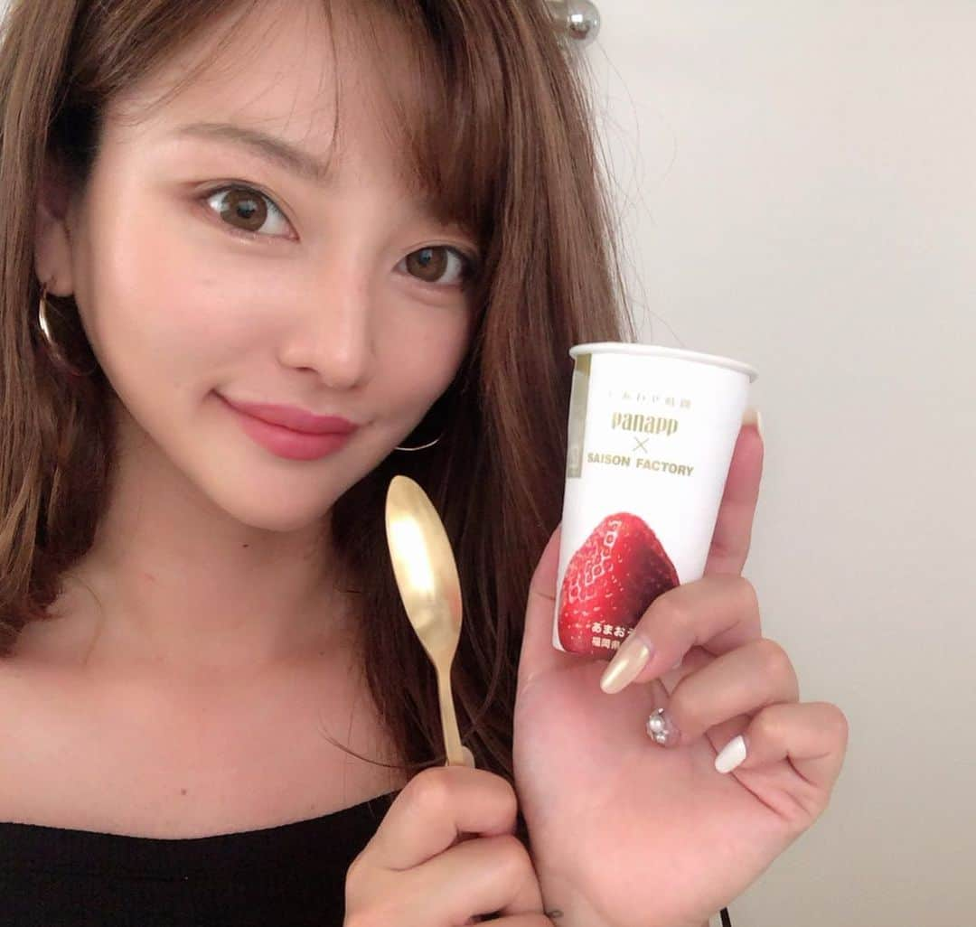 森本あやかさんのインスタグラム写真 - (森本あやかInstagram)「暑い日はアイスクリーム食べたくなる🍨✨﻿ ﻿ 江崎グリコさんより﻿ プレミアムパナップを頂いたので﻿ 早速おひめと食べたよ〜😋💕﻿ ﻿ パナップは小さい頃から大好きで﻿ よく食べてたから思い出のアイスクリーム。﻿ ﻿ そんなパナップからセブンギフト限定で﻿ 上質なプレミアムパナップ﻿ ４種類と６種類が販売されてるよ🙌﻿ ﻿ 今回頂いたのは６種類のプレミアムパナップ。﻿ ・完熟マンゴー﻿ ・あまおう（R）﻿ ・ラ・フランス﻿ ・巨峰﻿ ・マスカット﻿ ・ブルーベリー﻿ ﻿ ﻿ プレミアムパナップには﻿ こだりのフルーツソースが使われていて﻿ ミルクアイスとめっちゃ合うねん😋😋﻿ ﻿ あやまろが食べたのは、大好きな苺🍓﻿ 福岡県産の大粒あまおうを使ったソースが﻿ ミルクアイスと絡んで贅沢すぎる💕﻿ ﻿ おひめは完熟マンゴー🥭﻿ 自然落下するまで熟した﻿ 宮崎県産のマンゴーを使用していて﻿ 甘〜くてマンゴーの香りか楽しめる😋✨﻿ マンゴー好きにはたまらない🙌﻿ ﻿ ﻿ いろんな種類が入っていて﻿ 小分けされてるから、１人でも食べれるし﻿ 家族や友達とでもシェア出来るから﻿ 夏ギフトに送ると喜んでもらえると思う😋🙌﻿ ﻿ セブンギフト限定やからチェックしてみてね❣️﻿ ﻿ ﻿ #glico_PR ﻿ #パナップ ﻿ #セブン夏ギフト﻿ #アイスクリーム﻿ #あやまろ﻿ #おひめ﻿ #あまおう﻿ #完熟マンゴー」6月26日 12時17分 - ayachi0120