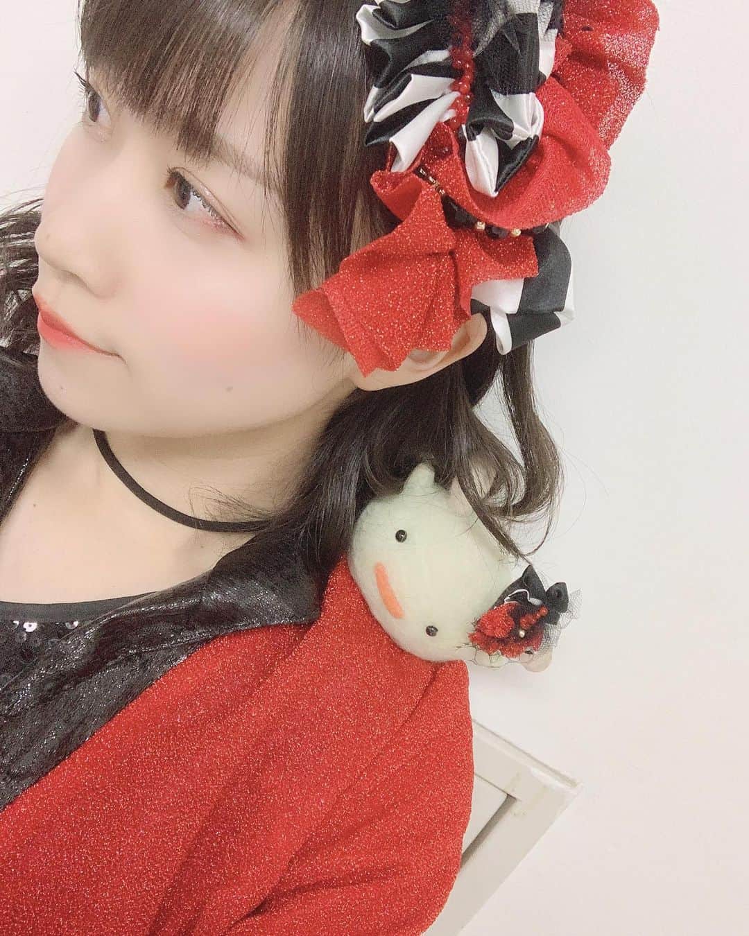 八木沙季のインスタグラム：「👗👗 . 新衣装❤️❤️ とってもお気に入りです！ 衣装さんがうぱぎの髪飾りも作ってくださったんです😭 おそろいだよ〜☺️❤️ . #新衣装  #うぱぎ  #髪飾り」