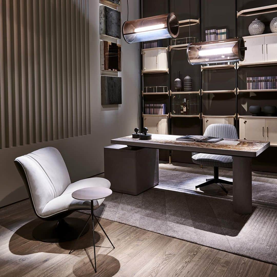 Baxter Japan / バクスター ジャパンさんのインスタグラム写真 - (Baxter Japan / バクスター ジャパンInstagram)「【 New Collection 2019 】 Desk : VERBA VOLANT SLIM Design : Roberto Lazzeroni ・ ・ ・ #baxtermadeinitaly #baxter #madeinitaly #leather #italiandesign #interiordesign #design #luxury #handmade #craftmanship #inspiration #tradition #salonedelmobile2019 #mdw2019 #archiproducts #archilovers #picoftheday #photooftheday #bestoftheday #instadaily #instagood #instamood #followus #バクスタートーキョー #バクスタージャパン #バクスター #ミラノサローネ #ミラノサローネ2019 #インテリア #インテリアコーディネート」6月26日 12時33分 - baxter_japan