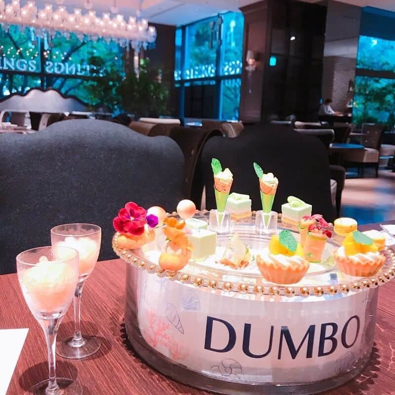 CHOCOのインスタグラム：「💙🌻💙🌻💙🌻💙 . #表参道でギルトフリーアフタヌーンティー☕️💕 . DUMBO N.Y Afternoon tea夏バージョンへ🌻🍦 スーパーフードや低糖質で美容効果たっぷりの食材を使用してるんだって😍 1日20組限定の特別なティータイム✨ 9月9日まで開催中だよ🎶 . . #ニューヨークアフタヌーンティー #ギルトフリーアフタヌーンティー #ザストリングス #ストリングス表参道 #表参道 #thestrings #linefriends #withCHOCO」