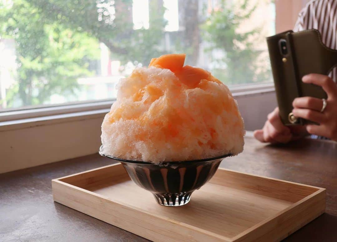 八、おこめさんのインスタグラム写真 - (八、おこめInstagram)「かき氷はじめました🍧 先々週の話やけどw まりちゃん( @inaho_cat )と、毎年恒例のかき氷開きは @koriyabambu さんで✨ その時の旬の果物や、『えぇ〜‼︎コレをかき氷にぃ〜‼︎』ってビックリしちゃう斬新な組み合わせなのに美味しいかき氷❣️(最後に行った日のメニューあります。) 器もすごくステキ✨✨ しかも不思議なことに、こんなに食べても頭がキーーーンてしない‼︎ 冷えたお口に温かいお茶付き♩ あ〜また行きたいなぁ🍧 しかも今年から、ネット予約できるから並ばなくてもいいんだよ〜👏(でも秒で席が埋まってしまうほど大人気‼︎) かき氷好きさんはぜひ❣️ 優しくてかわいいアカさんの接客にも癒されますよ〜⑅︎◡̈︎*❤︎ #こおり屋bambu #神戸かき氷 #かき氷 #神戸」6月26日 12時35分 - naomiuno