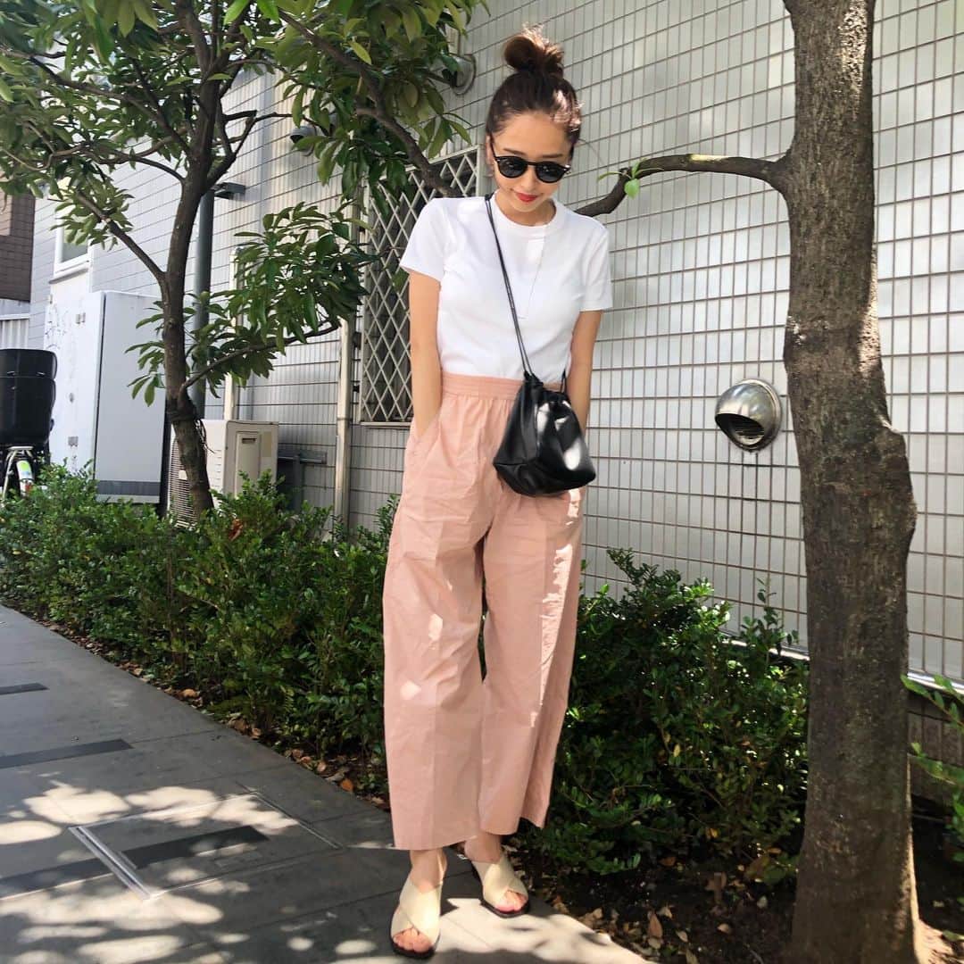 のインスタグラム：「今日はベビ👶エコーを見にデート❤️ 娘がいないデートなんて 久々過ぎて変な感じ🙄笑 昔から仲良しの私のファッショニスタ のスタイリストさん持ってて 真似していいですか❗️❗️❗️ と一目惚れした鞄🥰笑 パンツの色を見せたくて無加工だけど それよりシワが気になるぞ？笑🥺  #6ヶ月コーデ #👶 #デート #うふふのふ」