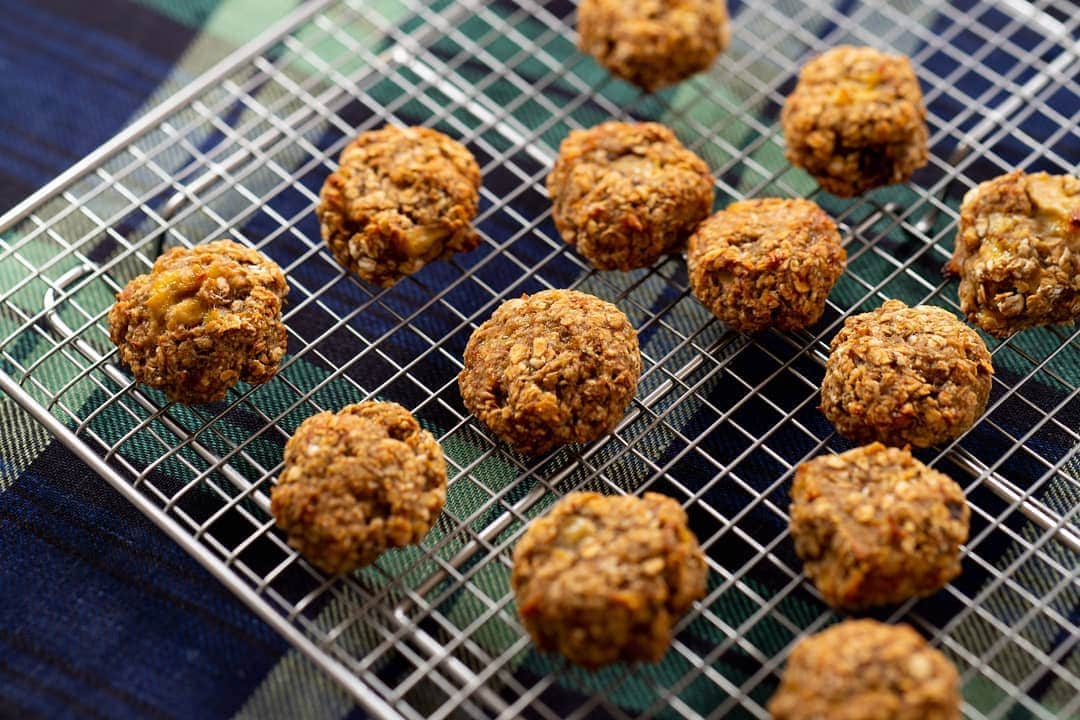 のインスタグラム：「バナナのオートミールクッキー🍌🍪 . . 完熟バナナを使って砂糖不使用✨離乳食にもなるモチッとした食感のソフトクッキーです❗ . . ○材料（2人分）👫 バナナ1本🍌 オートミール50ｇ 粉糖適宜 . . ○作り方🍴 . 1.バナナは皮をむいてボウルに入れ、フォークでしっかりとつぶしながら、オートミールを加えて混ぜ合わせます😳💦 . 2.1を10等分に丸めて、クッキングシートを敷いた天板に並べます🎵 . 3.2を170℃に予熱したオーブンで25分程度焼き、網にのせて冷まします😁好みで粉糖を振っても大丈夫です😆👌 . . #ドール #クッキー #オートミール #オートミールクッキー #砂糖不使用 #バナナ #ヘルシー #健康 #レシピ #フルーツ #dole #cookies #oatmeal #oatmealcookies #sugarfree #banana #healthy #recipe #fruit #foodie #instafood  #cooking」