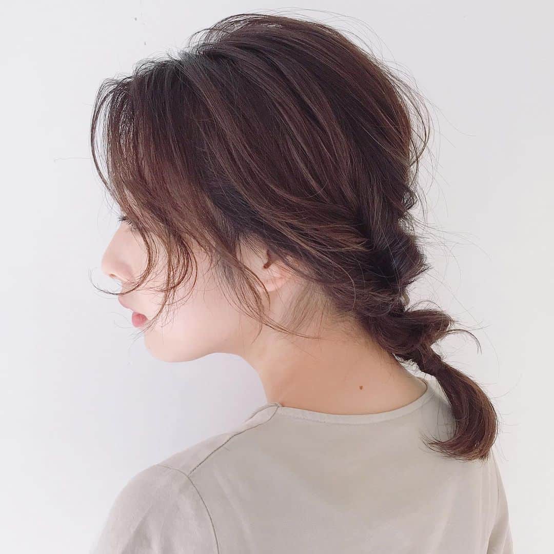 野口和弘のインスタグラム：「ざっくりアレンジ☺︎ . サイドとセンターを３つに分けとり、全てくるりんぱ。その３つを三つ編みして崩すのみ。簡単。 . #cieca.#hairstyle#haircolor#shorthair #bobhair#longhair#fashion #hairarrange#ショートボブ#ショートヘア#ボブスタイル#グラボブ#ボブウルフ#オレンジュ#ハイライト#ハイトーン#ブリーチ#グレージュ#ヘアアレンジ#グラデーションカラー#シースルーバング#アクセサリーバング#ヘアカラー#ヘアカタログ #ヘアセット#外国人風#表参道#原宿#美容室」