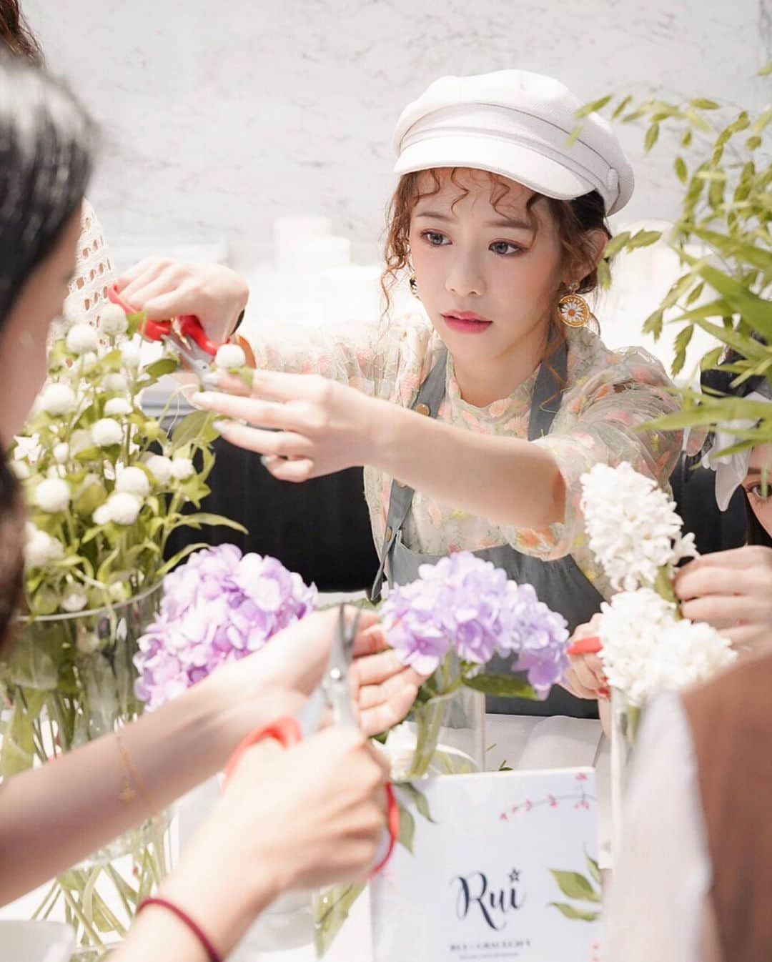 紀卜心さんのインスタグラム写真 - (紀卜心Instagram)「花藝結合蛋糕💐🎂喜歡.﻿ ﻿ @gracegifttw  X @dearruigallery ﻿ 小貓的聯名鞋怎麼可以不擁有呢！  我喜歡叮叮咚咚浮誇閃亮的東西﻿ 一眼就相中星星鞋啦🌟﻿ 到了現場發現好多人也穿這雙﻿ 大家穿一樣的拍照好可愛～～﻿ 另一款流蘇的我也很喜歡﻿  6/26也就是今天已經正式開賣囉！！ ﻿跟我分享妳們喜歡哪雙哇？（鞋款照在最後面） ﻿ #貓貓聯名鞋款 #gracegiftxrui #gracegift#styleblogger#haeshbaking﻿ ﻿」6月26日 12時45分 - eatzzz7