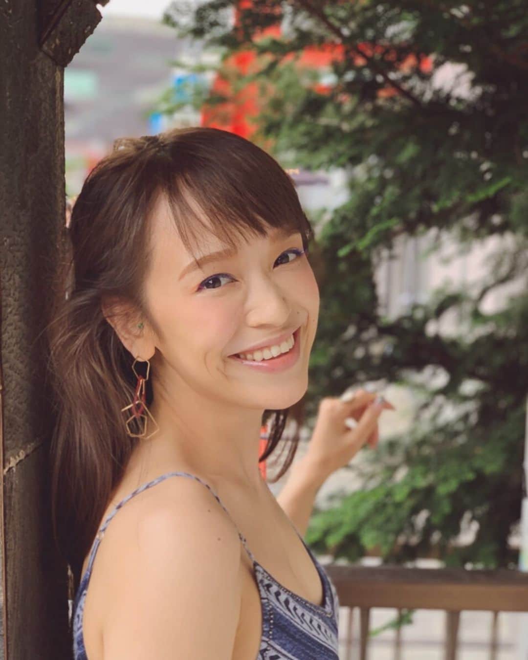 のインスタグラム：「・ ・ あなたの笑顔に 人は 優しさを感じ ふと救われる 時に命を救うこともあると思う ・ ・ それくらい あなたの笑顔は希望になる ・ ・ 今から笑っていこう🌈 ・ ・ 私の幸せはみんなが笑顔になることなんだ ・ ・ せっかく生きるなら 誰かの為になりたい だから私は今日も笑うよ😊 ・ ・ photo  @alisa_raw  #youarethelight  #smilemakeshappy」