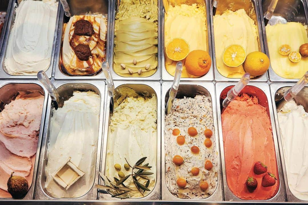 ことりっぷさんのインスタグラム写真 - (ことりっぷInstagram)「小豆島の“実り”がたっぷりのジェラートの店「MINORI GELATO」。﻿ ﻿ 小豆島で採れるフルーツを中心にしたフレーバーは季節ごとにラインアップが変わり、いつ来ても新しい魅力に出会えます。﻿ オプションでオリーブオイルや醤油を垂らすこともできるのが、小豆島ならでは。﻿ ジェラートを通して、自然と地域社会との調和を大切にすることを目指しているそう。﻿ ﻿ --------------------﻿ ﻿ 「MINORI GELATO」については発売中の#ことりっぷマガジン vol.21 で紹介しています。﻿ ﻿ 今号のテーマは「アートな瀬戸内たび」﻿ ﻿ 島々が連なり鏡のようにおだやかな海と美しい里山、そこにアートが見事に調和する瀬戸内を１冊まるごとご案内します。﻿ ﻿ 価格:680円﻿ ﻿ --------------------﻿ ﻿ #ことりっぷ#ことりっぷweb#瀬戸内#アート#アートな瀬戸内たび#旅行#trip﻿ #minorigelato#ミノリジェラート#ジェラート#gelato﻿ #小豆島#香川#shodoshima#kagawa﻿ #visitjapan #japantrip #japantravel#ig_japan」6月26日 12時51分 - cotrip_official