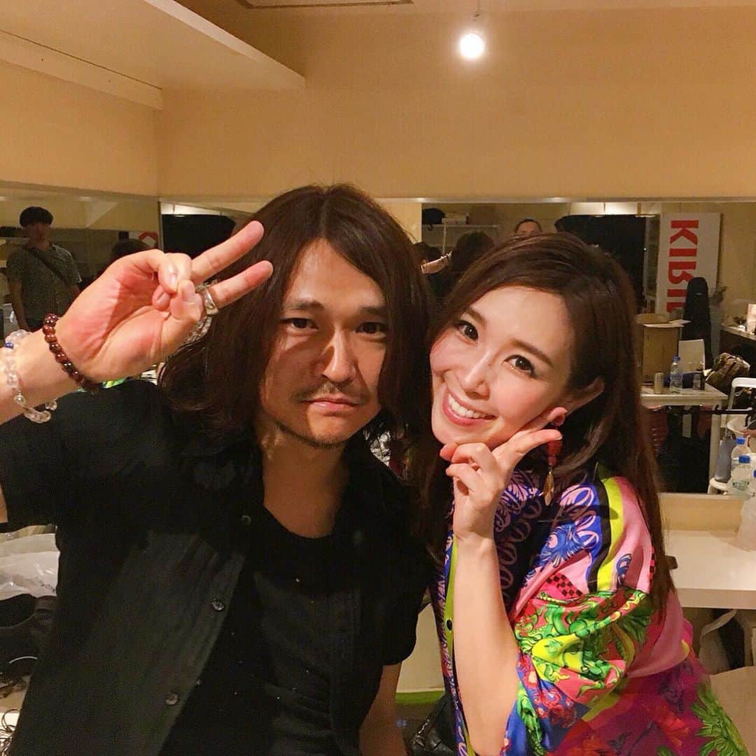 愛内里菜のインスタグラム：「昨夜は遅くまで﻿ ポコチャ配信に付き合ってくださった方々ー‼️﻿ ほんとにありがとうございました🙇‍♀️﻿ ﻿ しばらくお昼配信が難しく﻿ 夜ゲリラ配信でいかせていただきます！﻿ ﻿ 写真は﻿ こないだのLiving the Moment新宿ライブに﻿ ゲストで出させていただいた時、﻿ 本番前にタカクーが駆けつけてくれて﻿ 私、ご機嫌のショット😆🌈﻿ ﻿ 高久さん忙しい中﻿ ありがとうございました🥺😆﻿ ﻿ ﻿ ﻿ #@tomoyatakaku #生配信 #配信開始 ﻿﻿ #愛内里菜 改め #R として #歌手 再始動﻿﻿﻿﻿﻿﻿ #垣内りか #垣内倶楽部 ﻿﻿﻿﻿﻿﻿ #新曲 #邦ロック#ミュージック#音楽の力﻿﻿﻿﻿﻿﻿﻿ #音楽﻿﻿﻿ ﻿ ﻿」