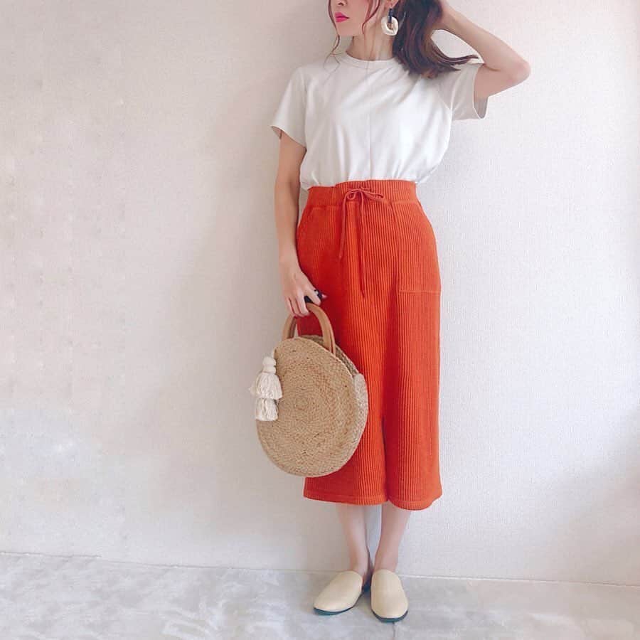 Locariのインスタグラム：「この夏大活躍すること間違いなし！GUのワッフルスカート♡ @maki__wear さんのようにダークオレンジのスカートに白Tを合わせれば見るだけで気分の上がる夏コーデの完成です！ ・ ・ photo by @maki__wear  さん ・ ・ #ワッフルスカート#gu#コーディネート #着画 #ファッション #おしゃれ #服 #今日のファッション #今日のコーデ #今日の服 #スナップミー #コーデ #コーディネート #プチプラコ」