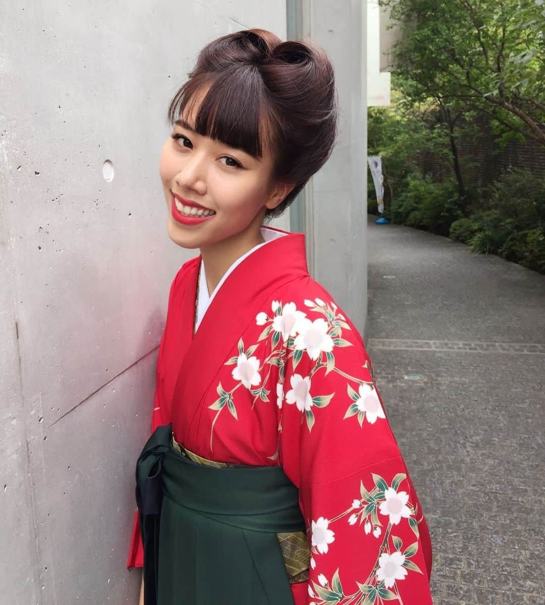 草野絵美のインスタグラム：「💭28th UPDATED 【My Kimono pic is all over...】 日本の文化を世界に再発信しようって気持ちで写真をあげたら、CNNやロイターから記事のサムネに写真を使っていいかってきて少し圧倒されてる。 . 怒りよりも先に、「キモノという名称が商標登録できるの？」って違和感感じたけど、 . 文化の盗用問題についてはこのまま進んでいくと良い方向にはいかないと思う派です。 . 米国にいると日常的に無意識的偏見にさらされ必然的にマイノリティという意識をもつ。私も差別を経験し、日本のルーツがアイデンティティになっているから、米国の日系の人と同じように心が痛む。あらゆることは戦わないと勝ち取れない社会構造もわかったつもりである…。 . でも、本来なら、文化に上も下もないべきだし、享受できる人の特権なんてないべきだと思う。それも本音。アメリカ国内で見たら強者と弱者の構造だけど、全世界的に見るとどうなんだろう。 . ちなみに、最新の私のMV『新世界BANZAI』はバリバリ中華趣味のデンマークとかそのへんのユーロビートのオーマジュである。オリエンタリズムをパロるという高度なギャグを全力でやってる🙏笑 . 自分の写真が無許可で（ソーシャルの引用なので全然大丈夫なんですが）のってるのですが、VICEのタイトルは『Japanese people pissed off（頭にきた）』だった。それは私の感じた違和感を象徴している言葉かわからない。これ以上世界の分断に加担したくない気持ちもある。。。難しい問題だ。 . ・・・・ . I posted this picture with the intention of reintroducing Japanese culture to the world. I got a bit overwhelmed by requests for coverage from CNN and Reuters. . I felt something wrong that the name #Kimono could be registered as a trademark. However, I don't think that it will go in the good direction if cultural appropriation stuff goes to extreme. . Since I have lived in the United States, I have experience of unconscious bias on a daily basis, and I inevitably have a sense of minority. Even for me who wear kimono only once a year, it is an important routes, so it hurts like a Japanese American. . But on the other hand, I think there should be no upper or lower rank in the culture and no privilege of people who can enjoy it. That is also true!  In my music video, I parody the 90's Chinese-style Eurobeat. . I saw an article by I saw VICE's last night. The title was "Japanese people pissed off" . They use my pic without my permission (it's alright because it's a social quote). I do not know the word that symbolized the discomfort I felt. There is a feeling that I do not want to be involved in the world division any more. . . . June 26th  Me wearing A #KIMONO with hakama for my graduation👘🎓🌸 Very sad to hear @kimkardashian has trademarked “Kimono” for her new underwear line😭 #KimOhNo」