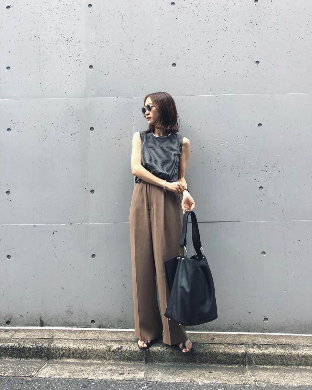 野尻美穂のインスタグラム：「やっとノースリーブで歩けるー🥺💕 荷物が少なくても気分でたまに大きいレザーが持ちたくなります。 チャームもかわいくて癒される🕊 #strathberry  #mihonano #しかし上腕の筋肉」